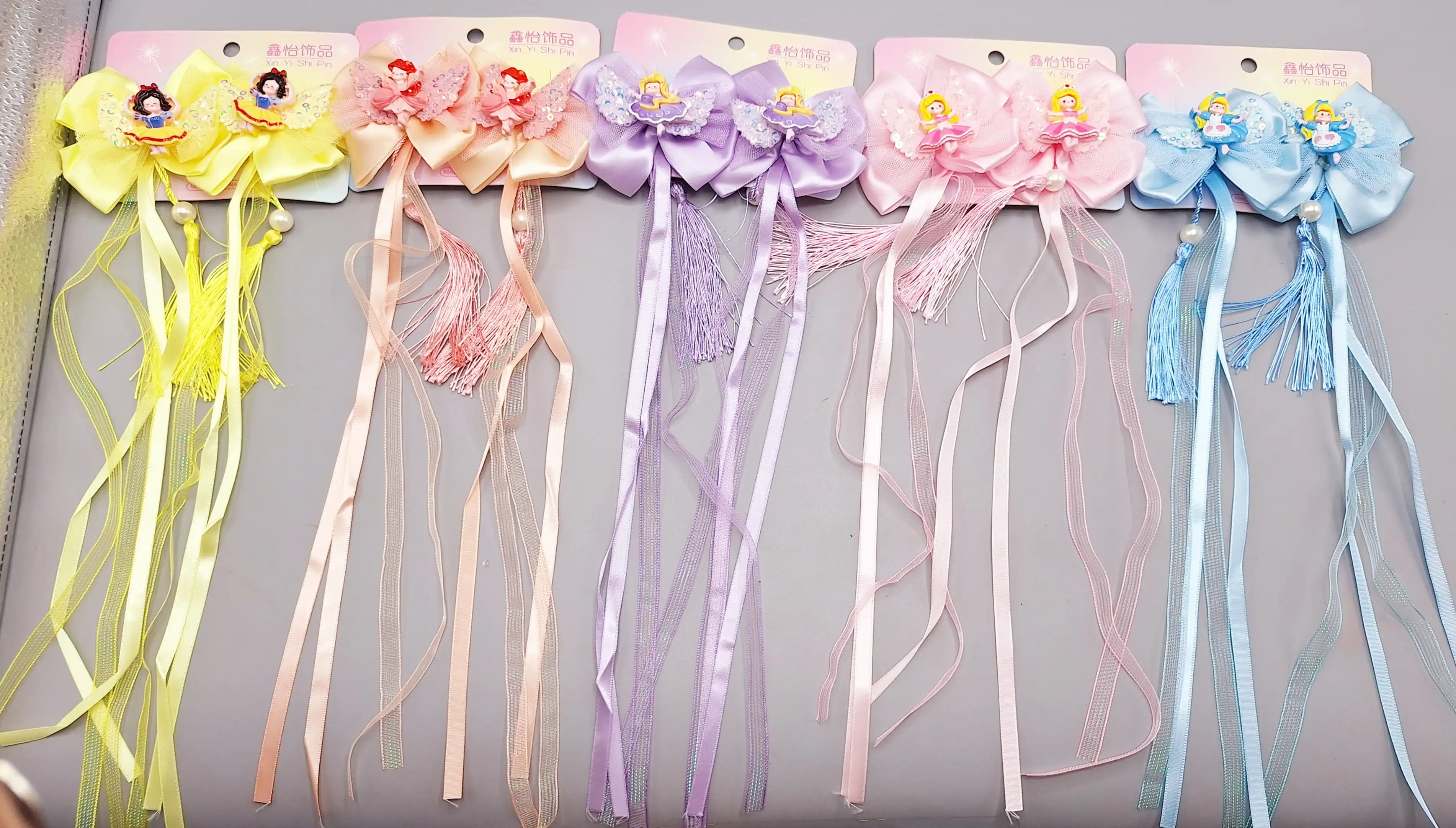 ست 2 تایی گیره مو پاپیونی همراه با آویز نواری و نگین دار