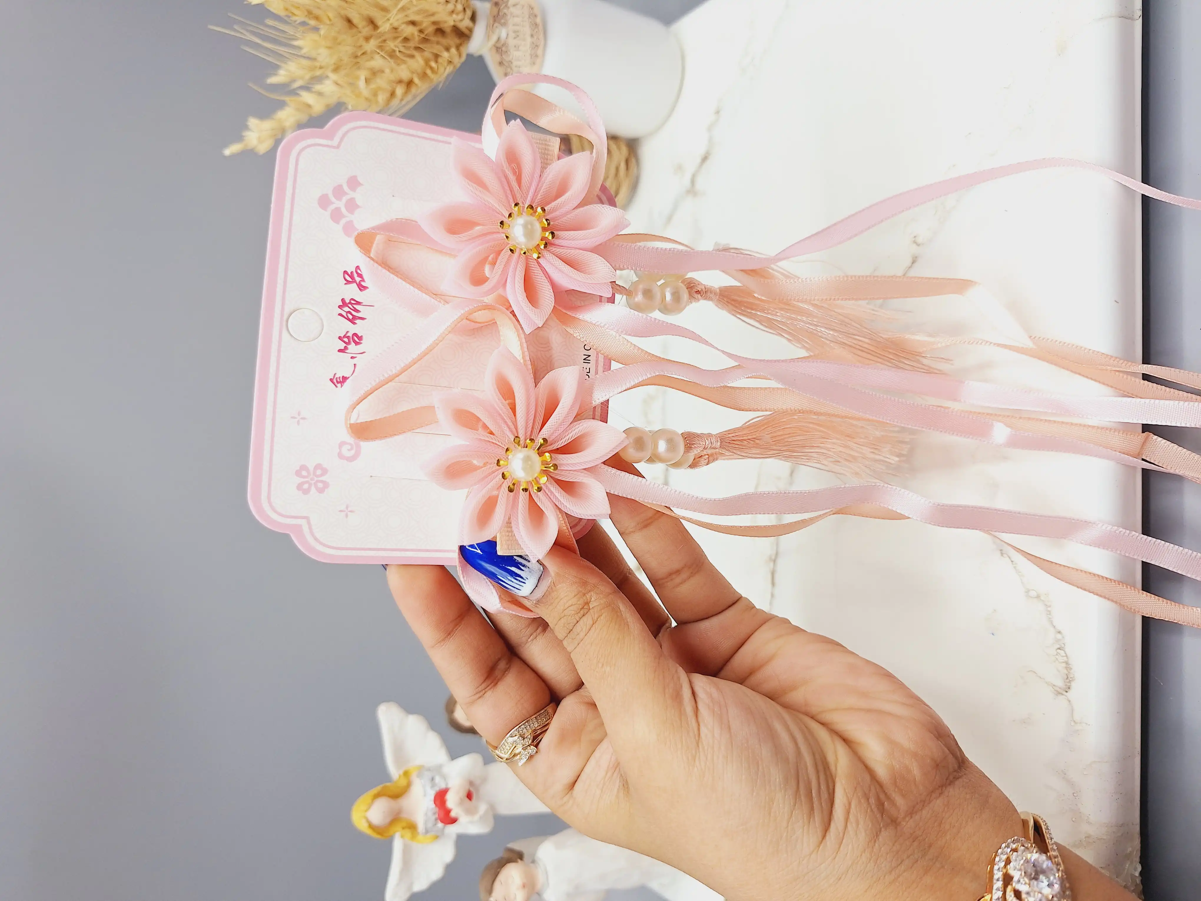 ست 2 تایی گیره مو طرح گل زیبا همراه با آویز نواری و نگین دار