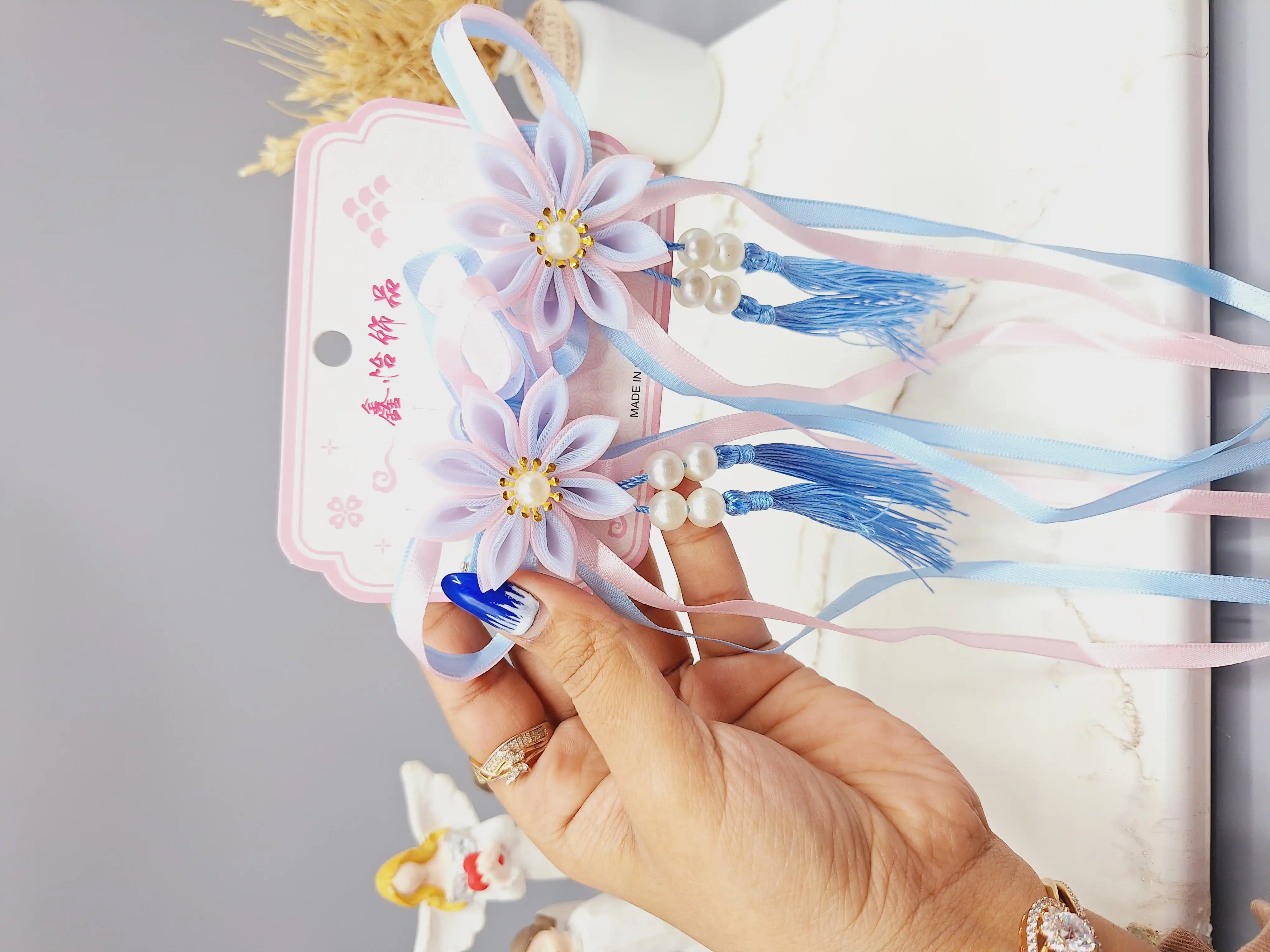 ست 2 تایی گیره مو طرح گل زیبا همراه با آویز نواری و نگین دار