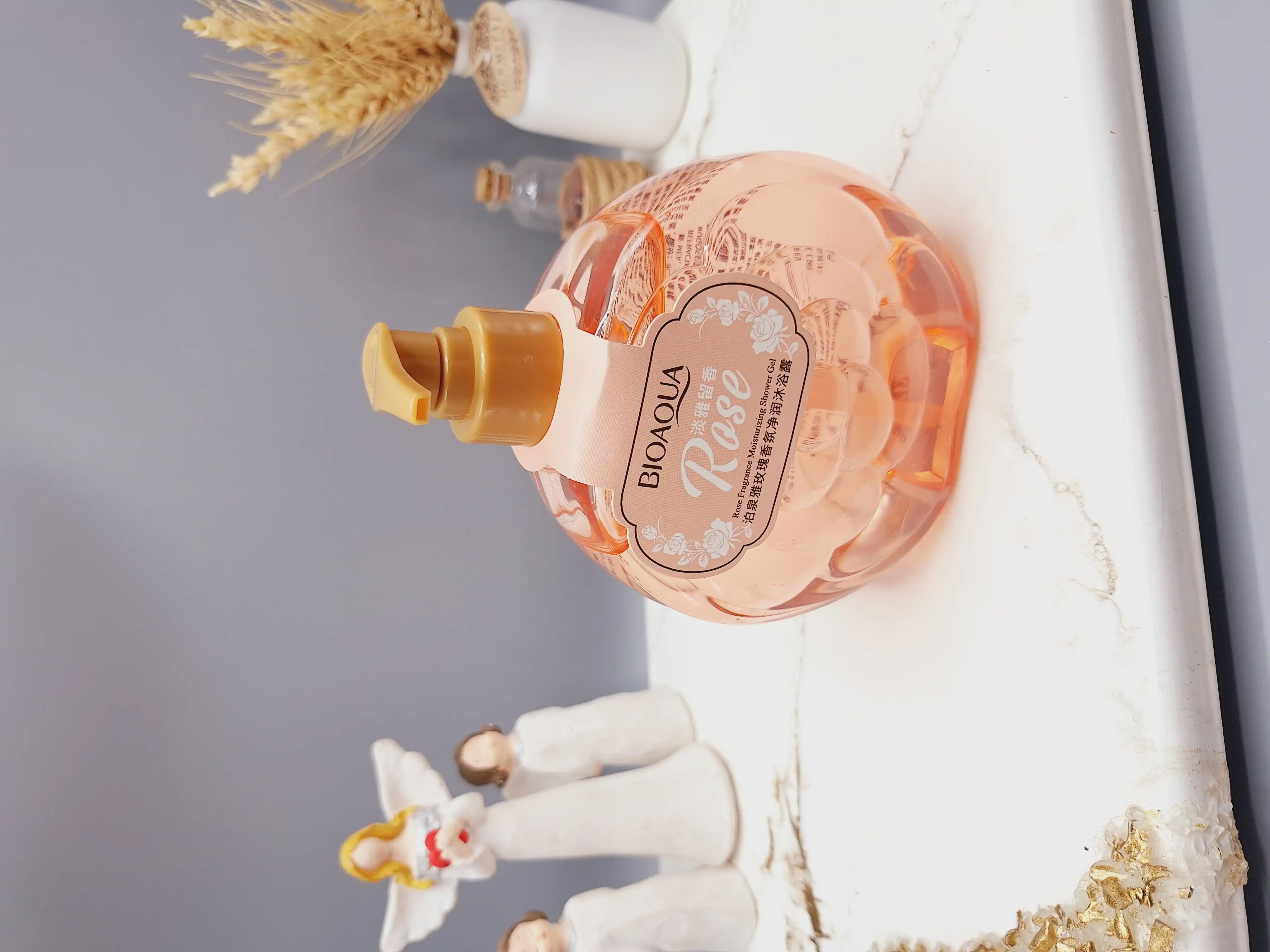 شاور ژل شوینده بدن حاوی عصاره گل رز برند بیوآکوا حجم 500 میل کد 3980