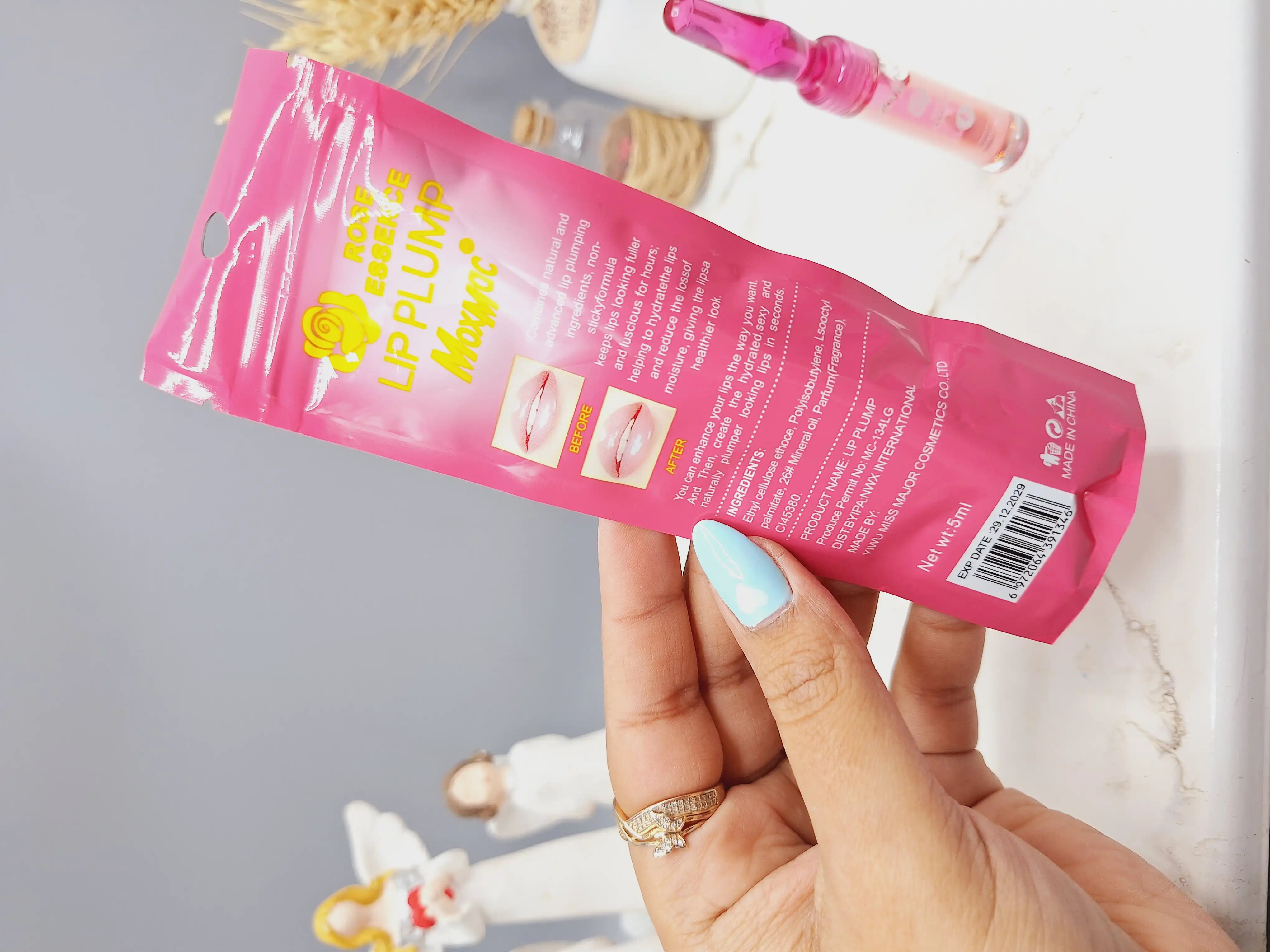 حجم دهنده لب رایحه گل رز کد 1346