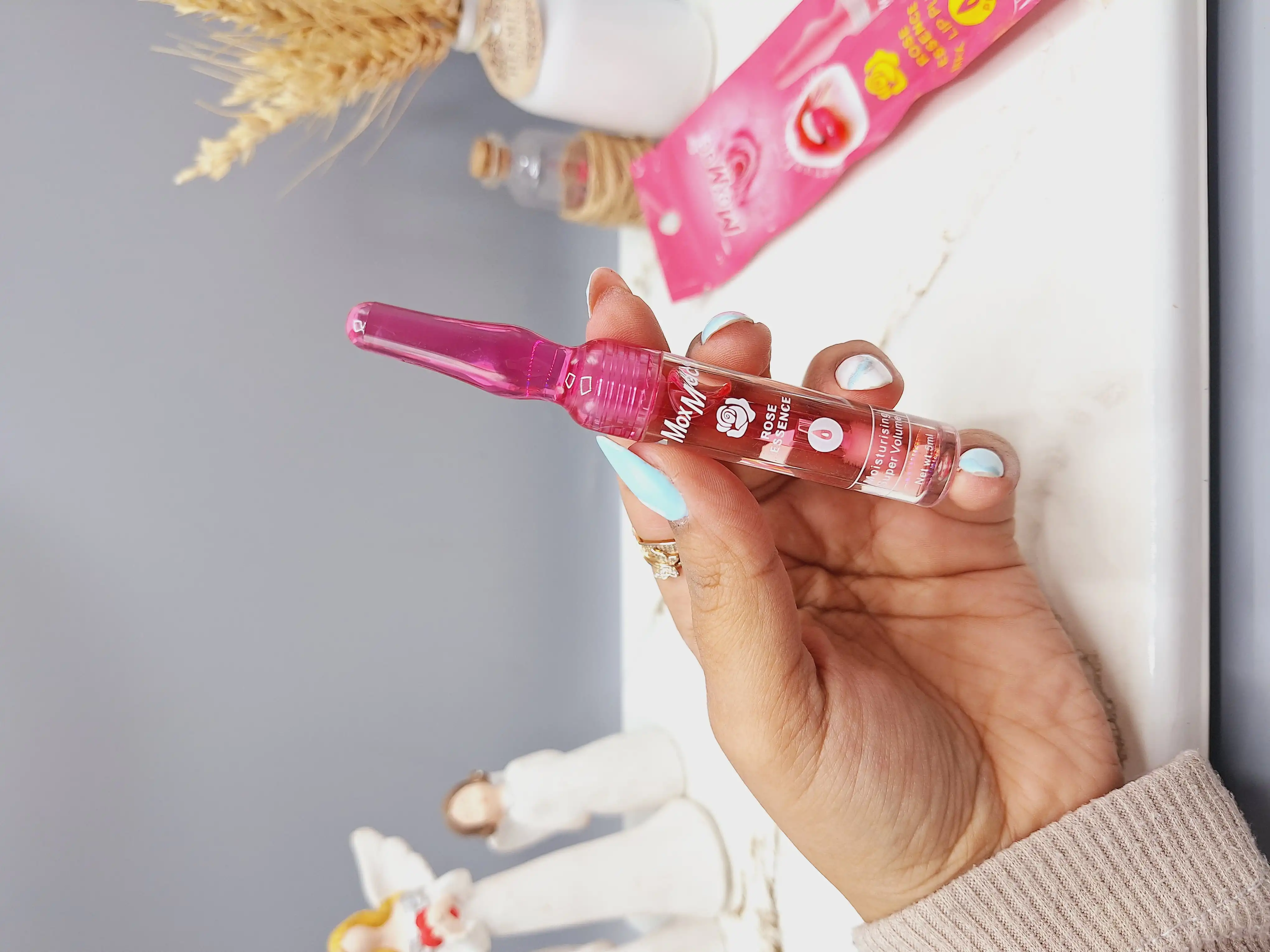 حجم دهنده لب رایحه گل رز کد 1346