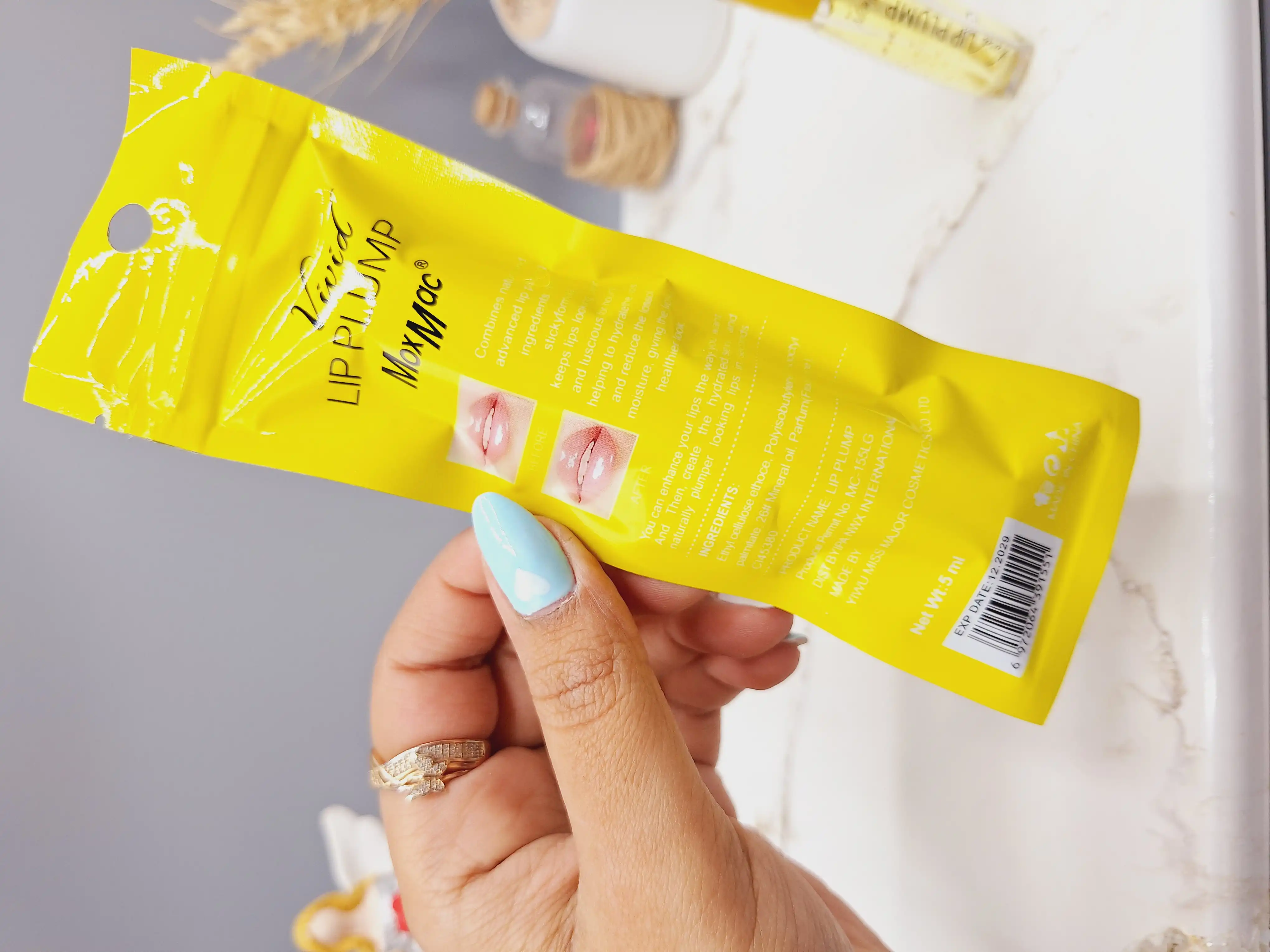 حجم دهنده لب رایحه لیمو Vivid کد 1551