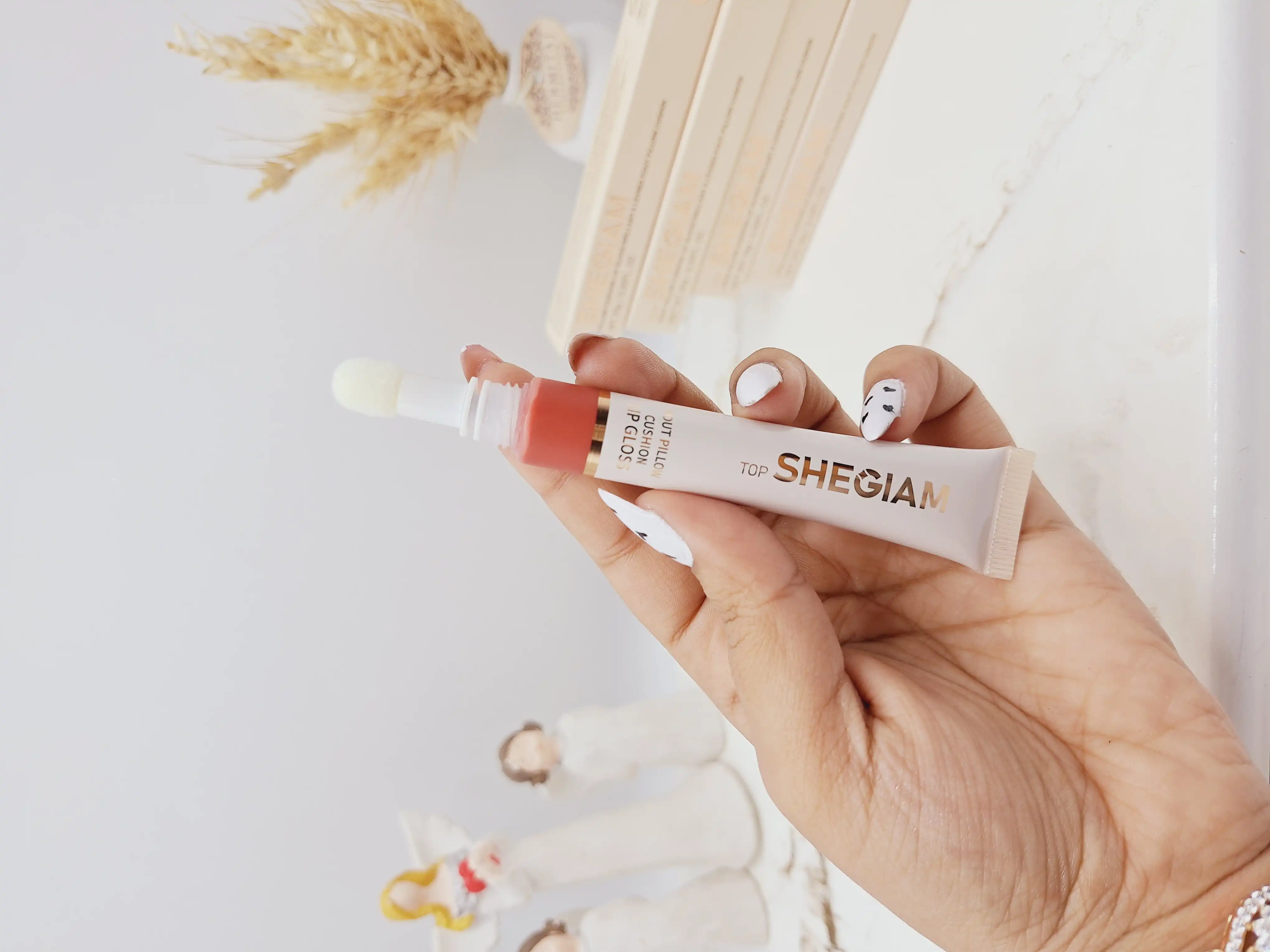 لیپ گلاس خیس کوشنی پرطرفدار شیگلم با کیفیت و خوش رنگ SHEGIAM کد 0410