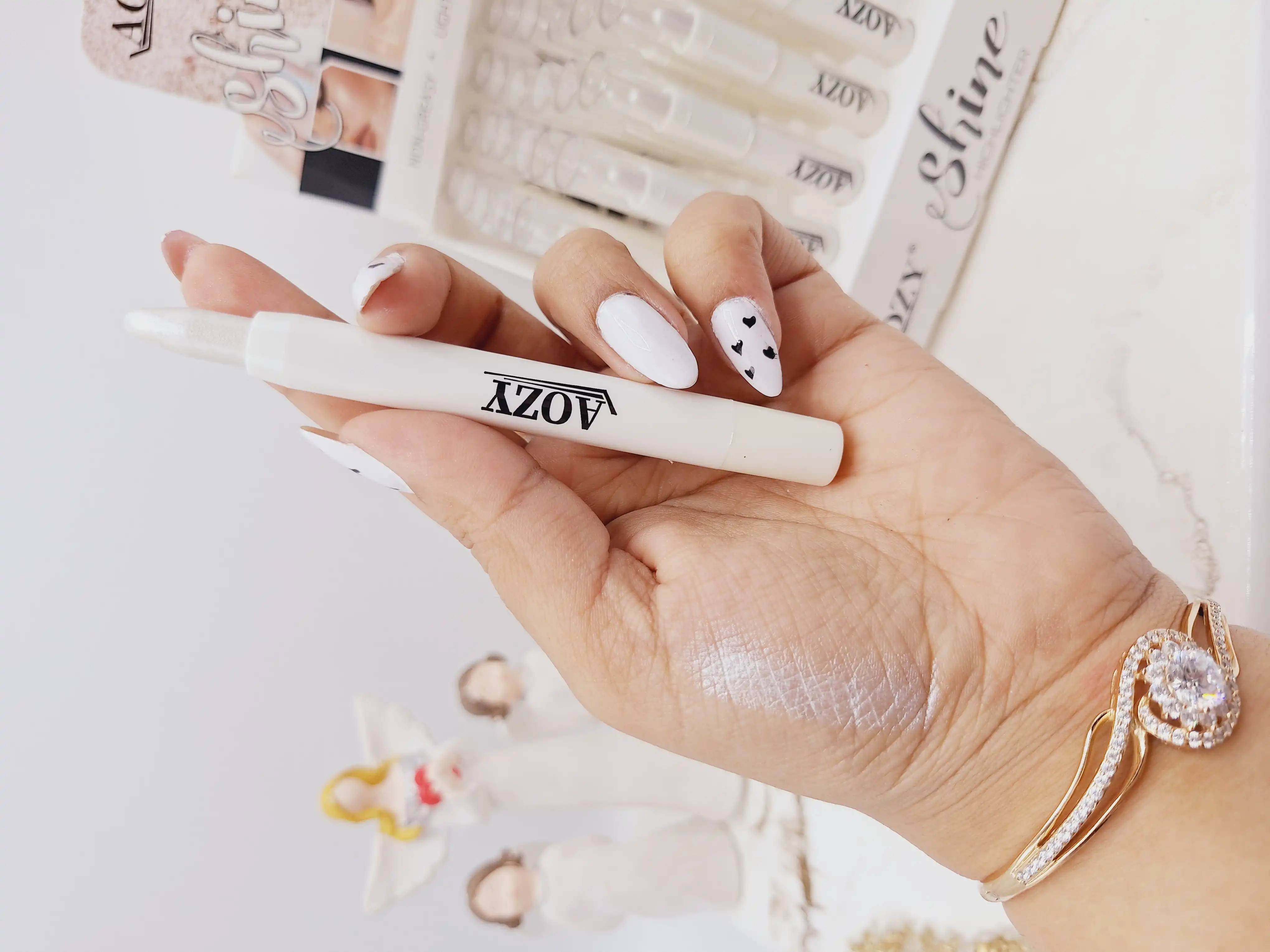 مداد چشم شمعی پیچی رنگ سفید برند AOZY کد 010