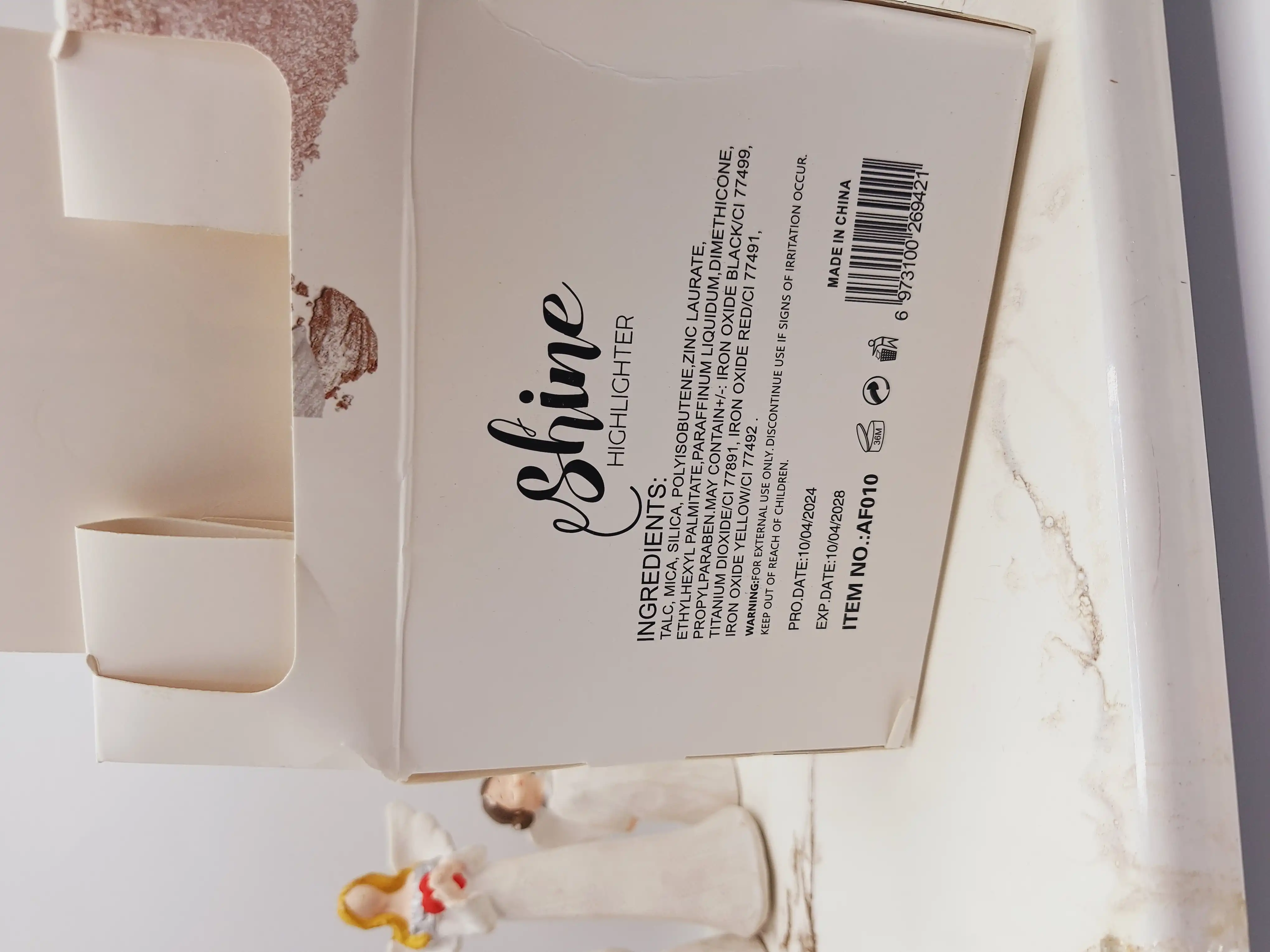 مداد چشم شمعی پیچی رنگ سفید برند AOZY کد 010