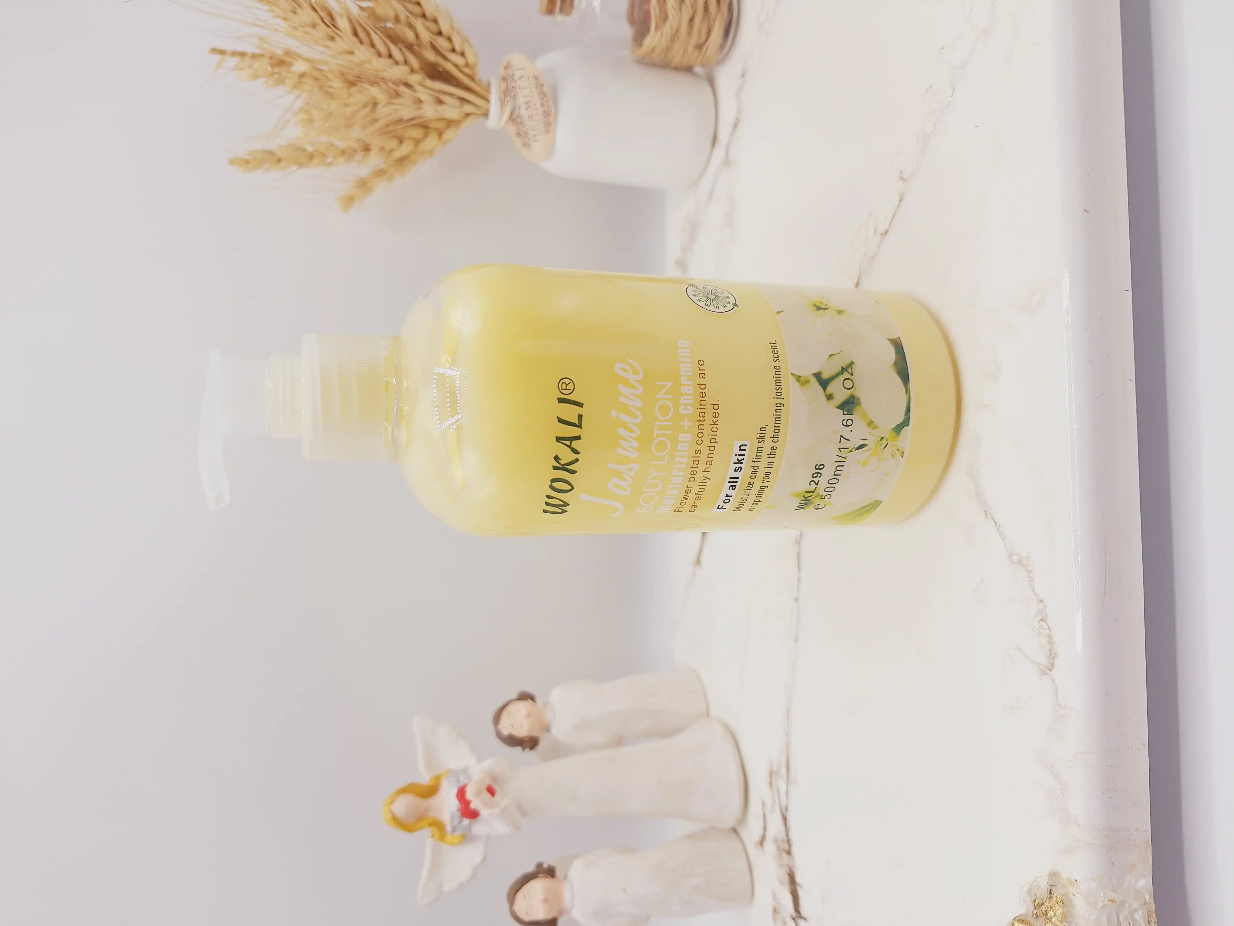 لوسیون روشن کننده و آبرسان رایحه گل شرقی بابونه برند وکالی حجم 500 میل کد WKL296