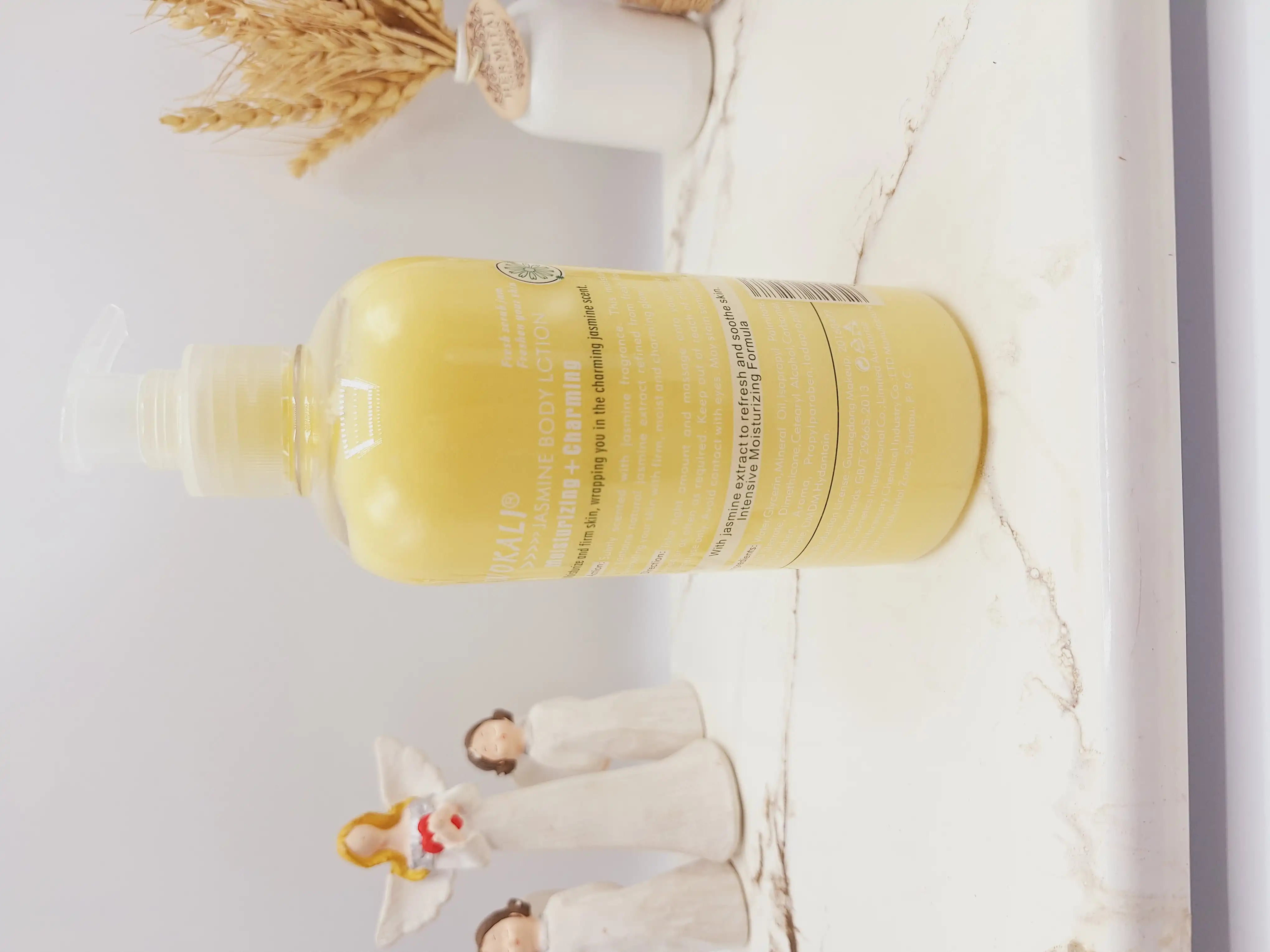 لوسیون روشن کننده و آبرسان رایحه گل شرقی بابونه برند وکالی حجم 500 میل کد WKL296