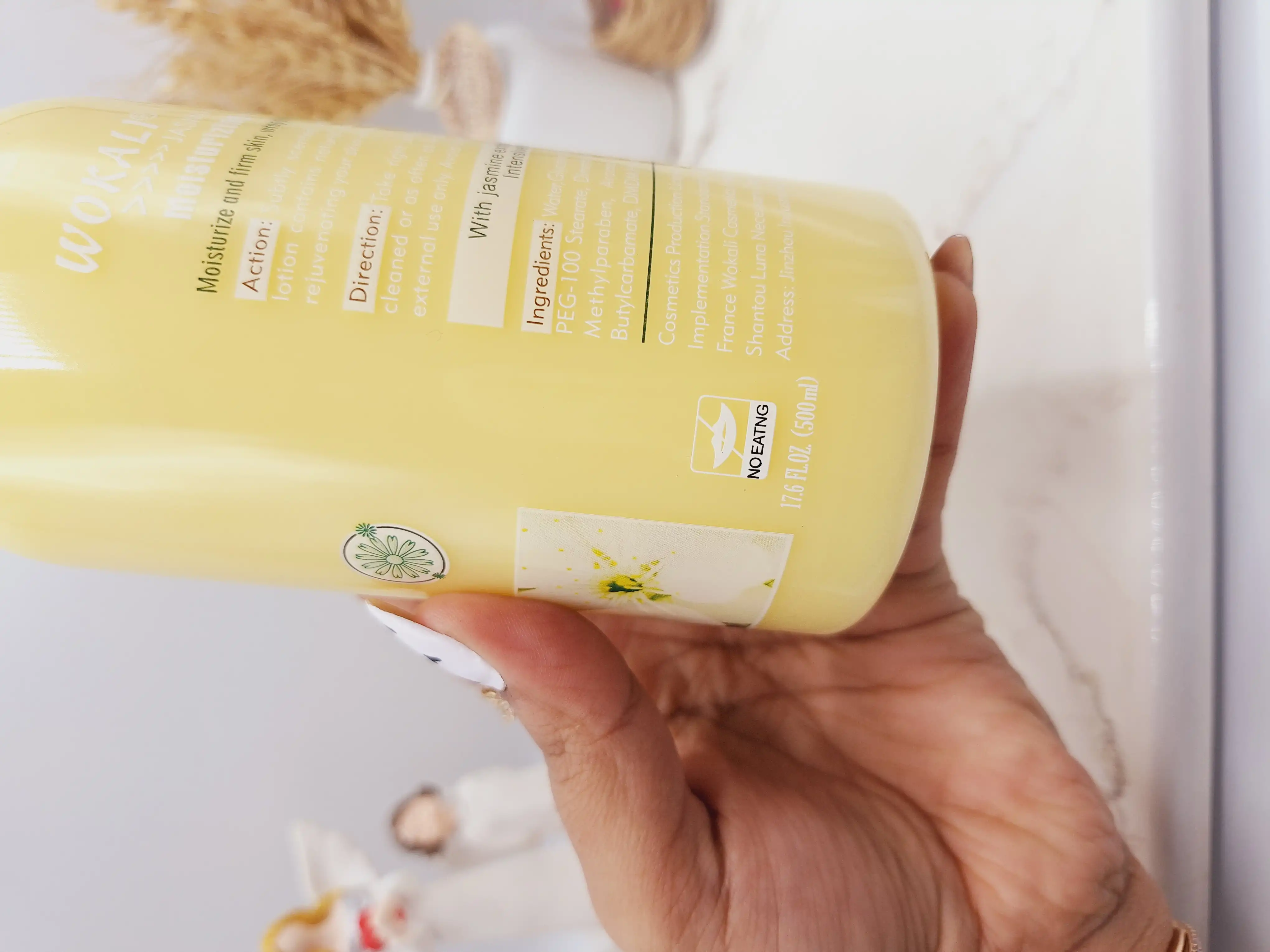 لوسیون روشن کننده و آبرسان رایحه گل شرقی بابونه برند وکالی حجم 500 میل کد WKL296