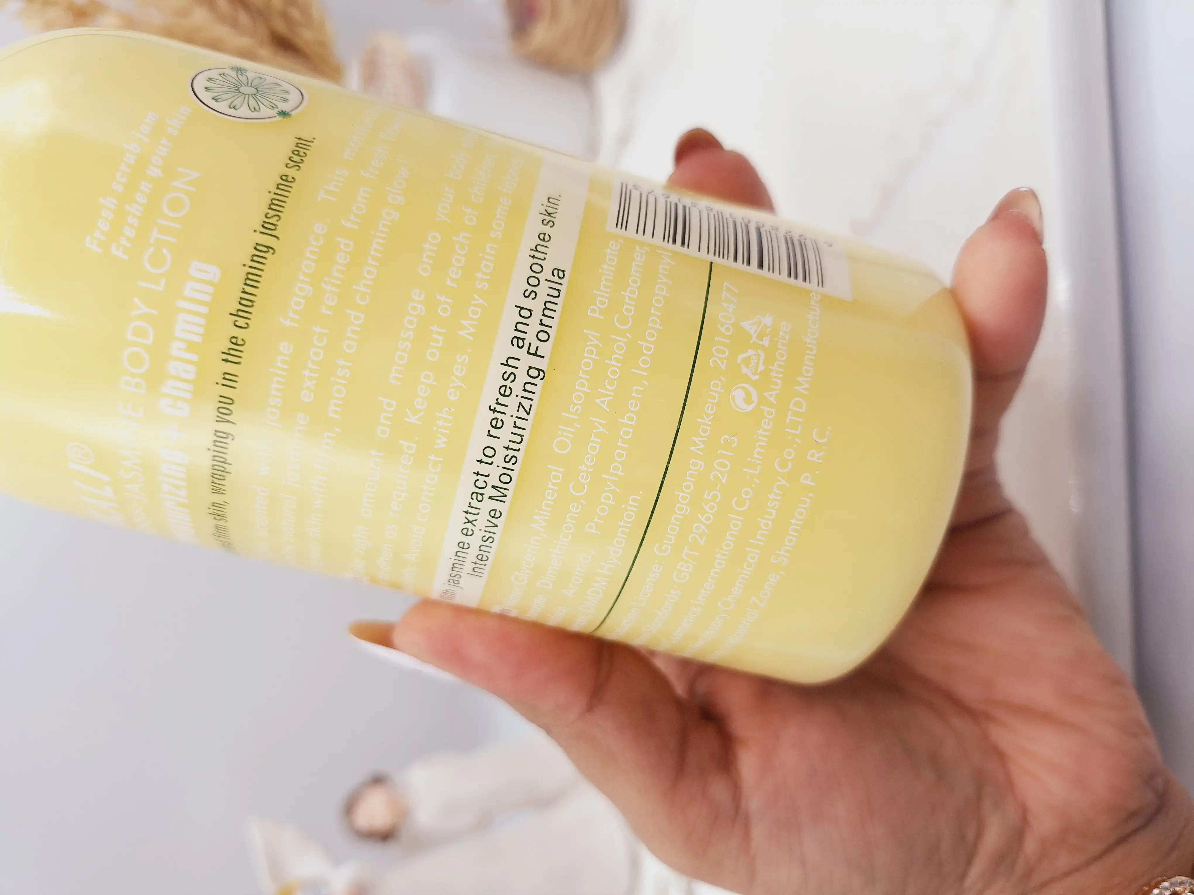 لوسیون روشن کننده و آبرسان رایحه گل شرقی بابونه برند وکالی حجم 500 میل کد WKL296