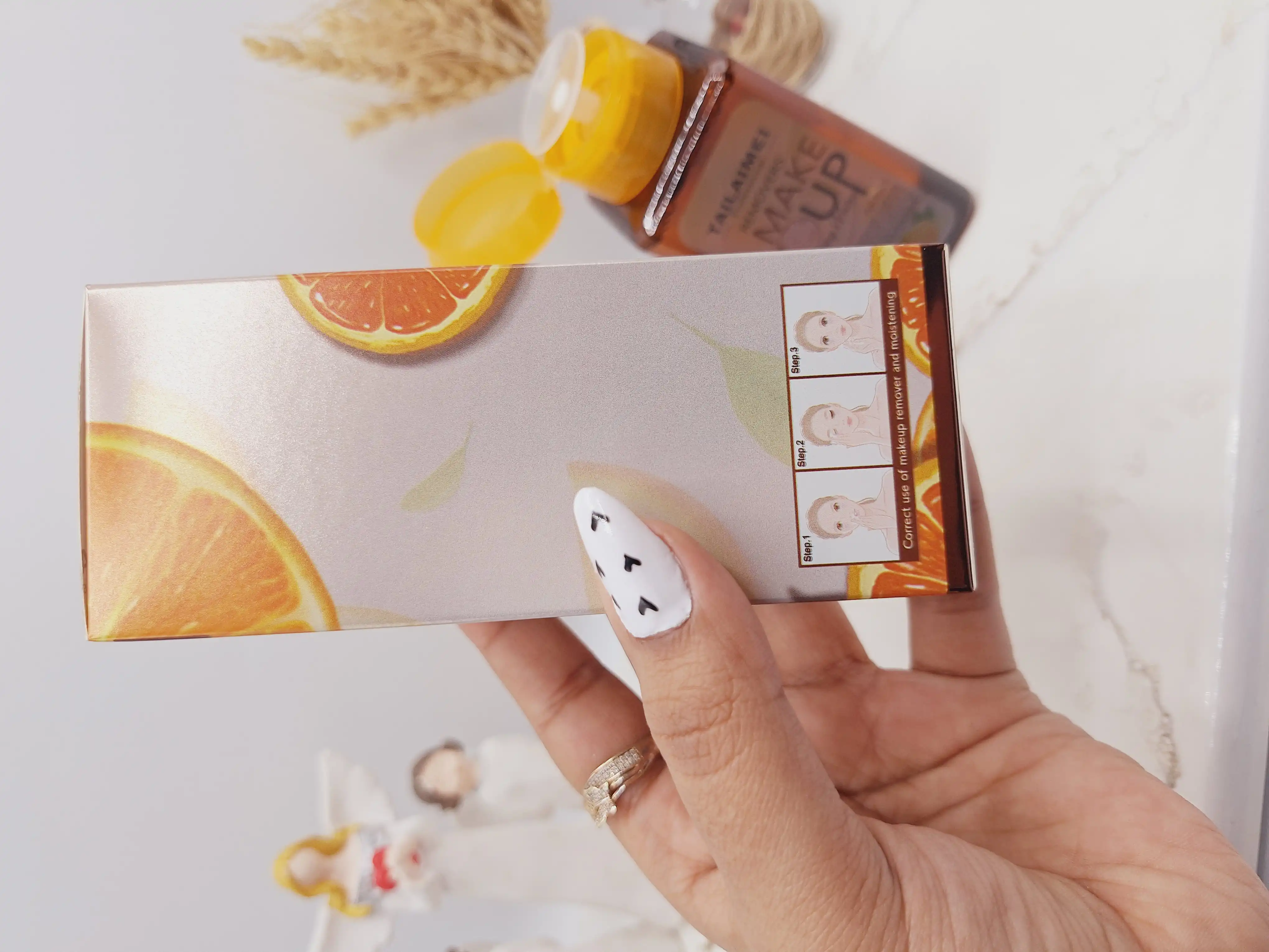 محلول آرایش پاک کن مدل ویتامین سی برند تایلامی کد 0124