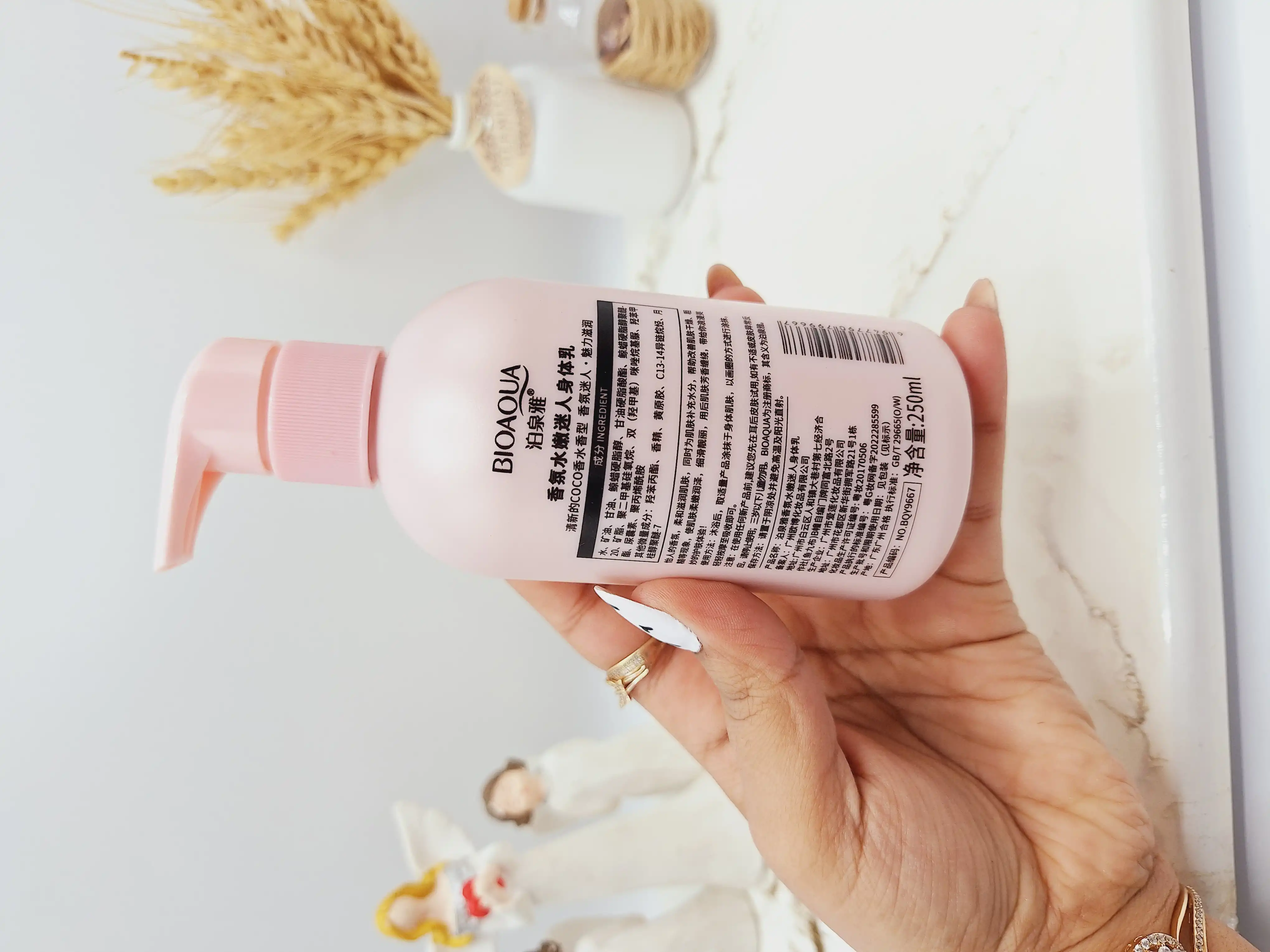 لوسیون بدن روشن کننده با رایحه کاکائو برند بیوآکوا حجم 250 میل کد 9667