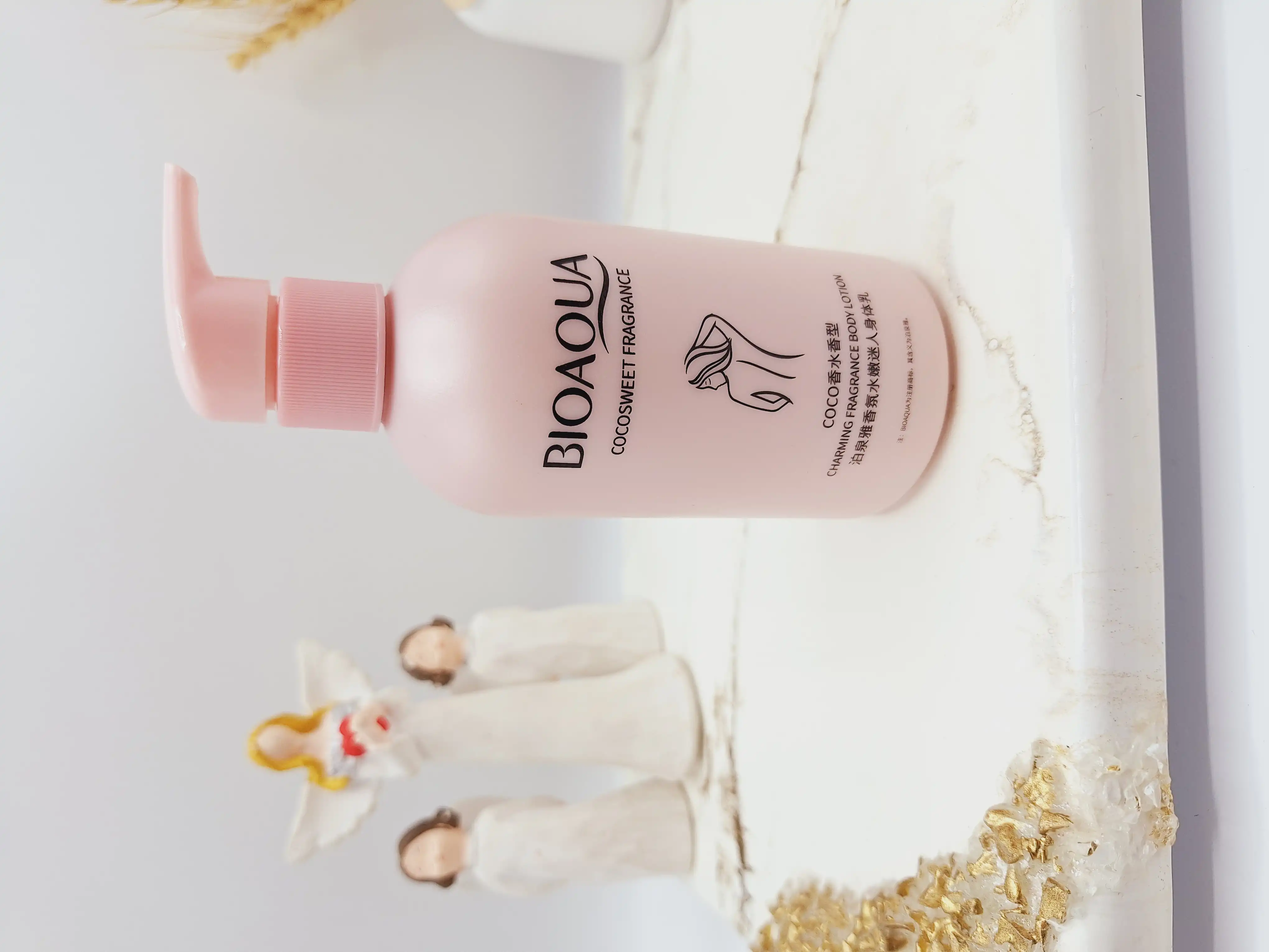 لوسیون بدن روشن کننده با رایحه کاکائو برند بیوآکوا حجم 250 میل کد 9667