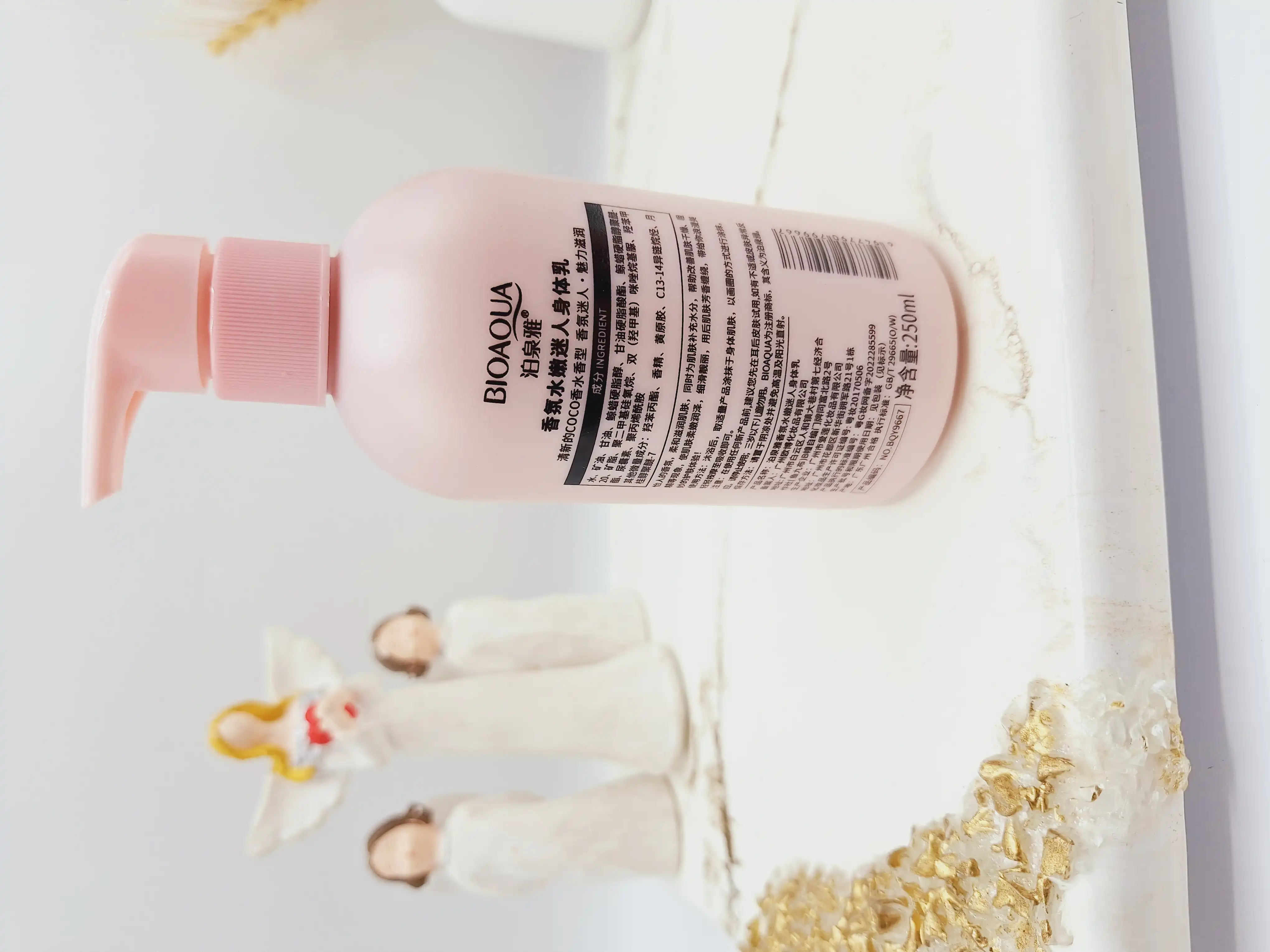 لوسیون بدن روشن کننده با رایحه کاکائو برند بیوآکوا حجم 250 میل کد 9667