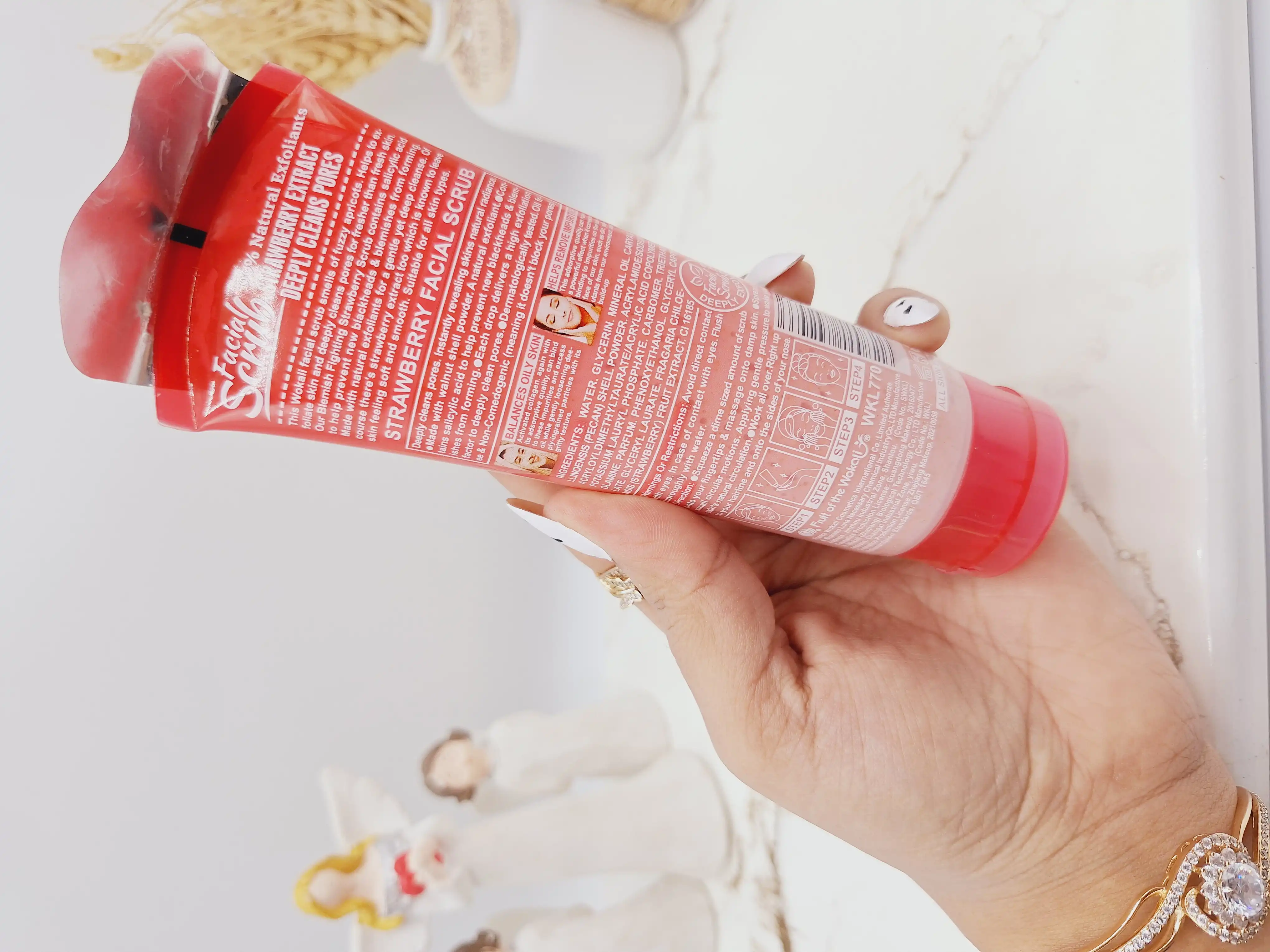 اسکراب و لایه بردار کوچک کننده منافذ رایحه توت فرنگی برند وکالی کد 770