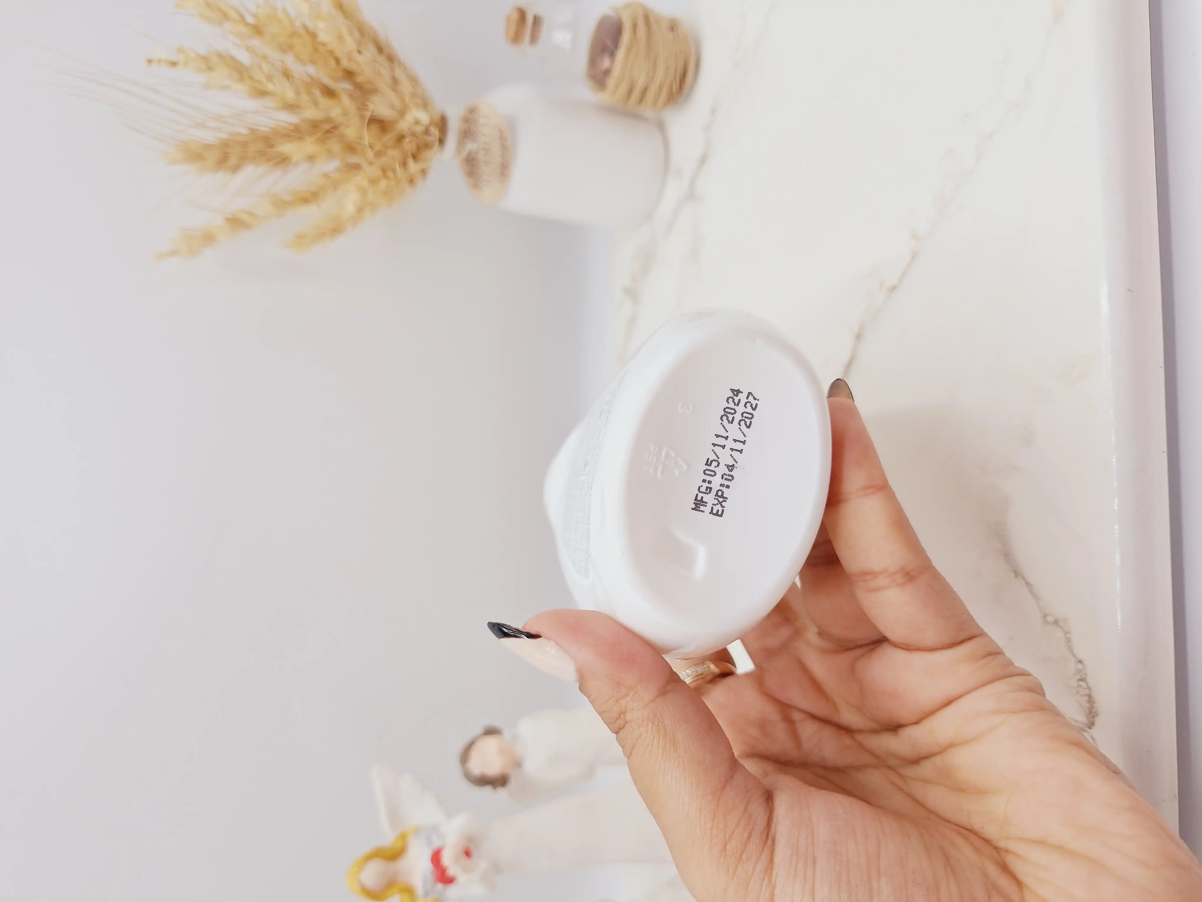 نمک بدن سفید کننده نارگیل برند بیوآکوا حجم 430 گرم کد 2865