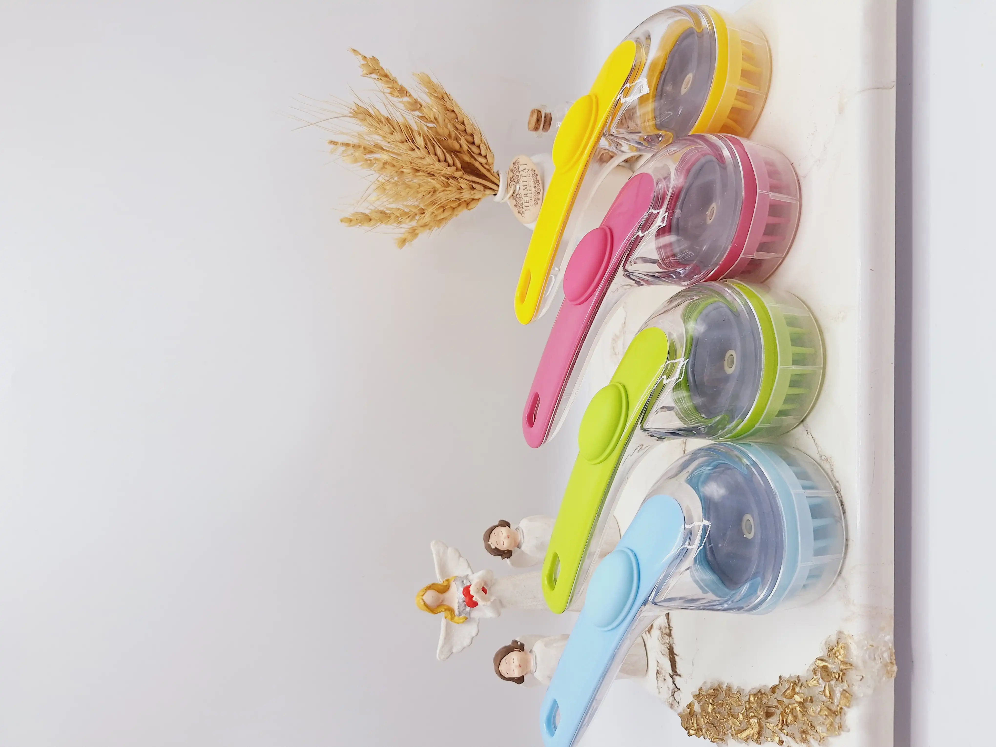 برس و ماساژور سیلیکونی مخزنی دسته دار