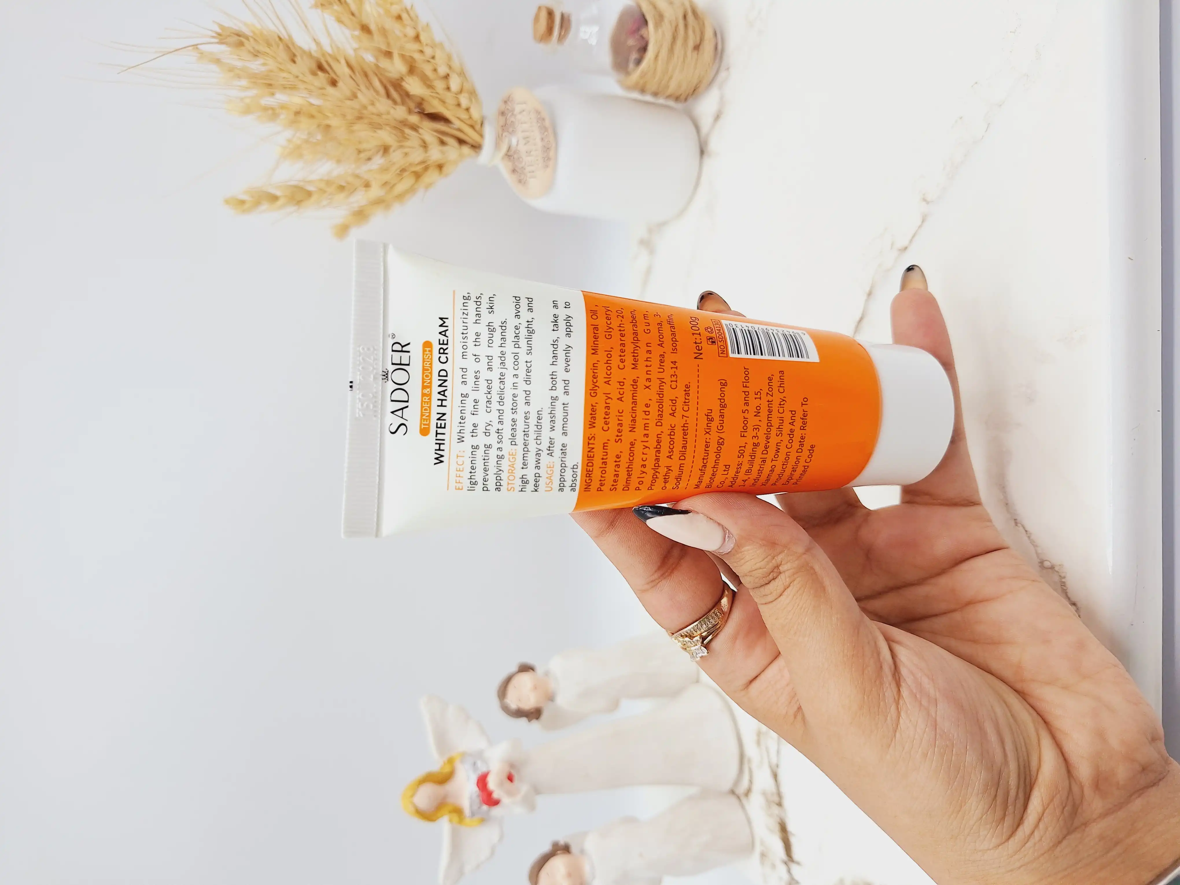 کرم سفید کننده و نرم کننده پوست دست برند سادور کد 04130