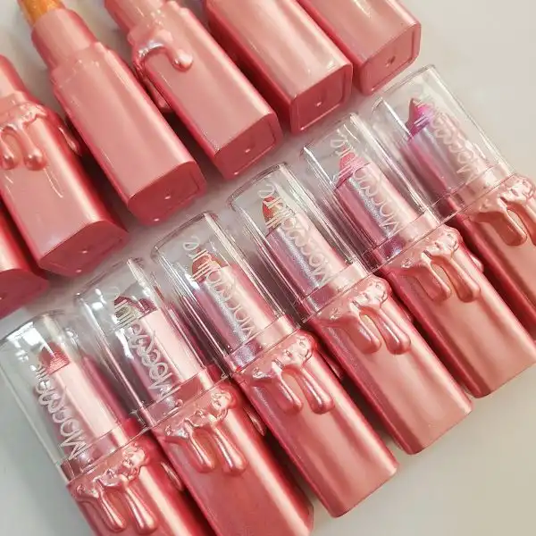 رژ جامد گلیتری خوش رنگ برند موکالره کد 770