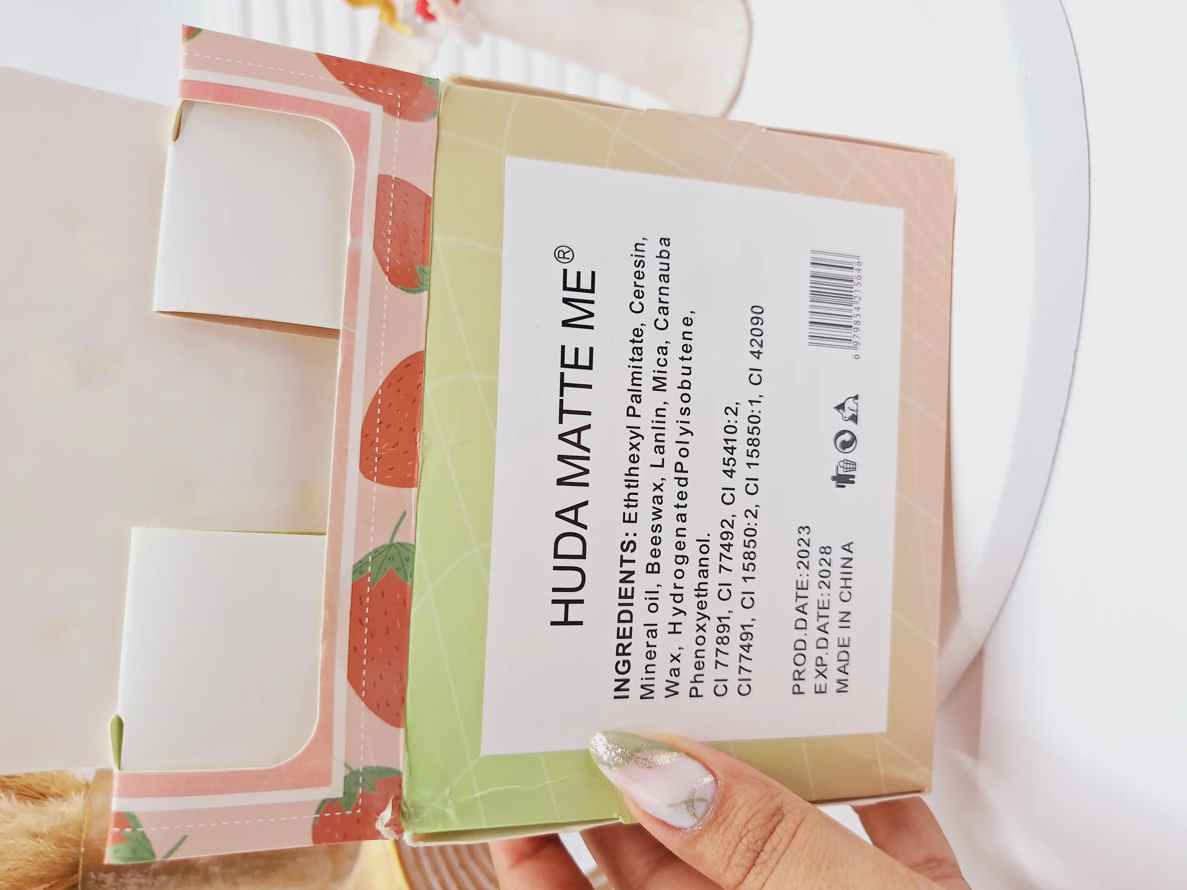 برق لب زیبا طرح توت فرنگی برند هدا مات می کد 359