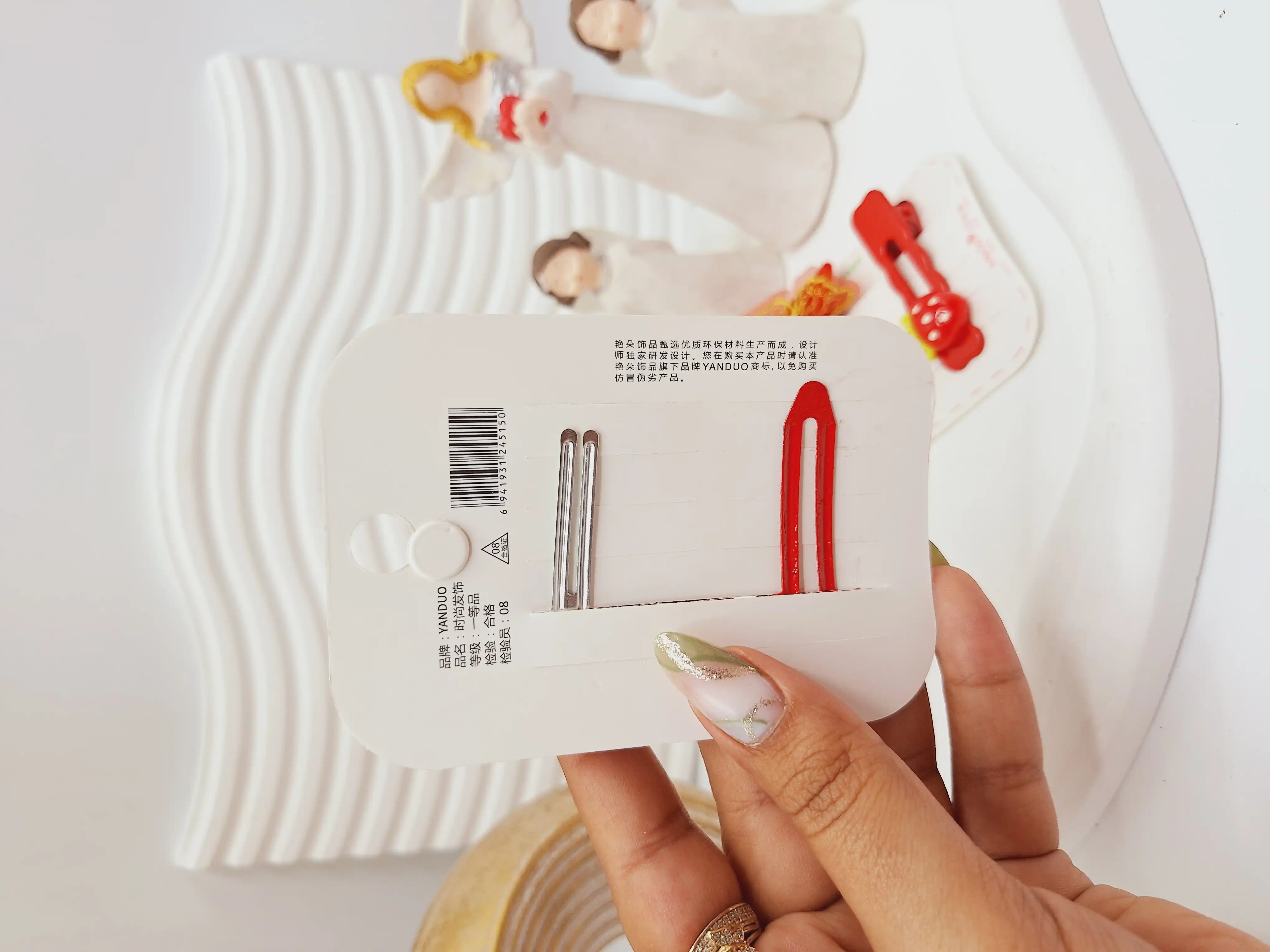 گیره سر قرمز پروانه دار و توت فرنگی