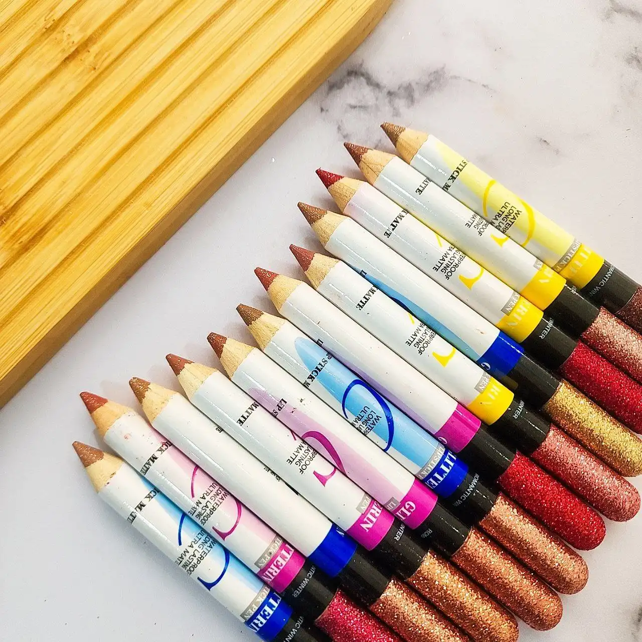 پک 12 تایی رژ لب و سایه چشم مدادی شاین دار ضد آب با ماندگاری بالا کد 2339