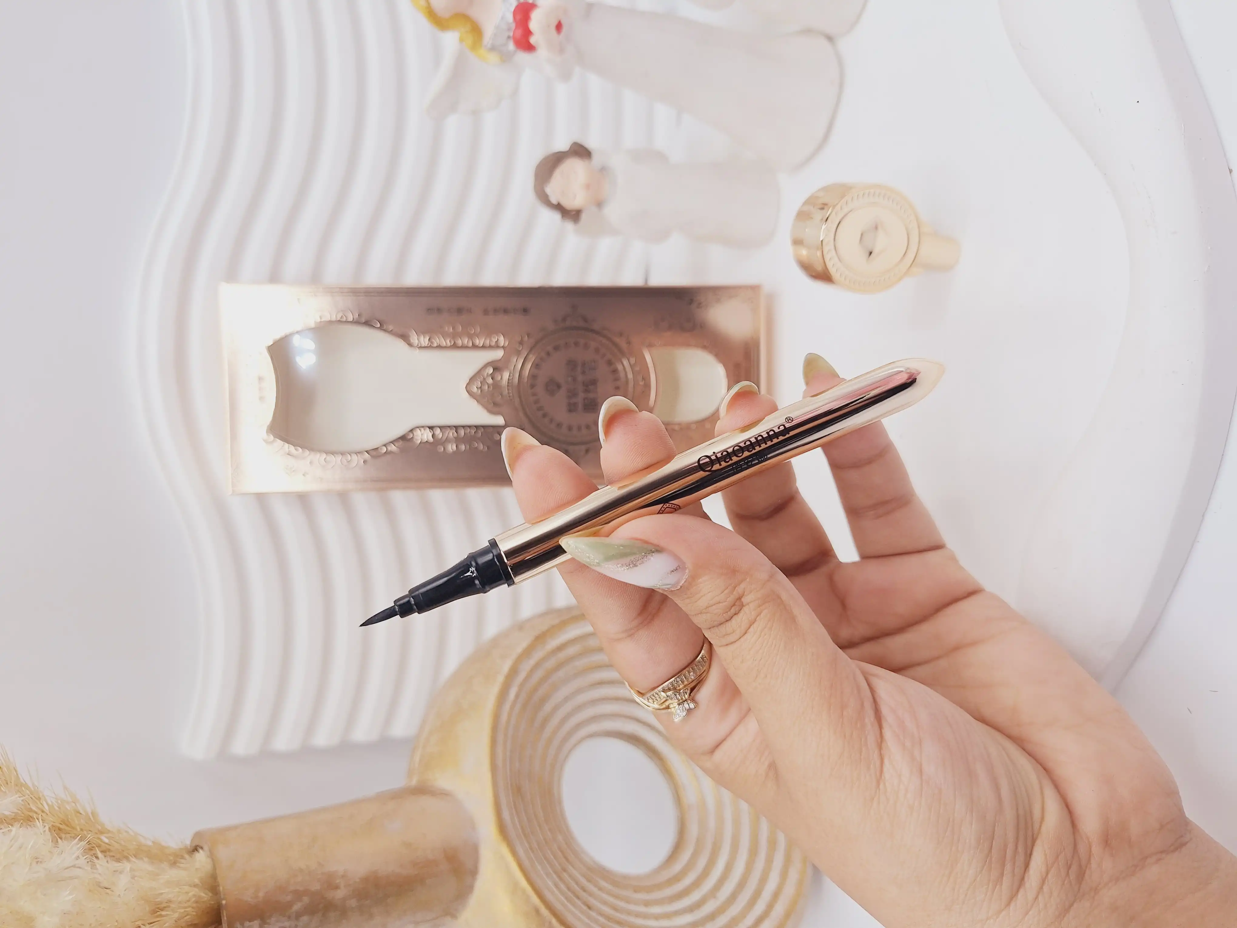 خط چشم سوپر لاکچری اصلی برند Qiaoanna کد 0136