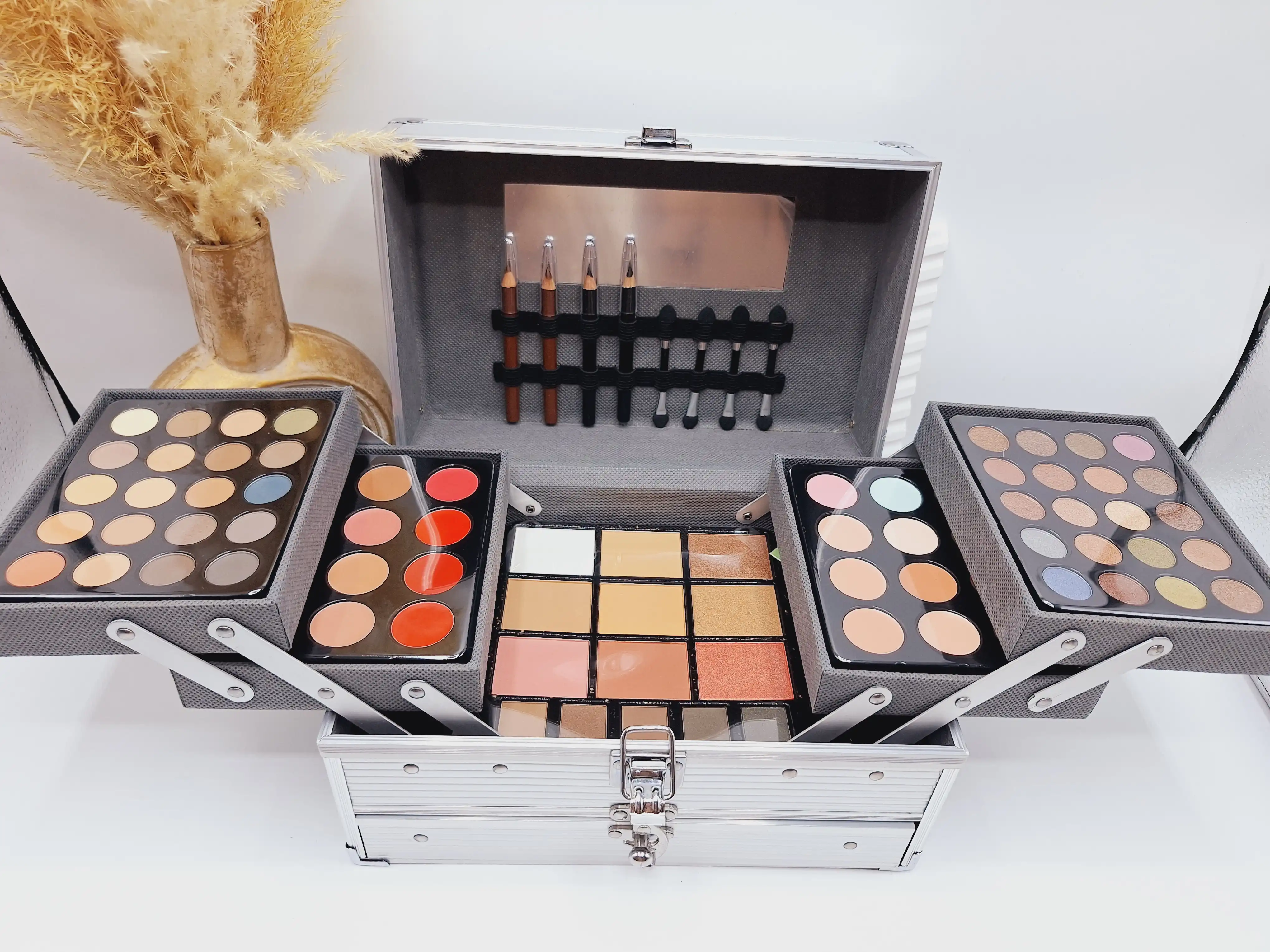 چمدان آرایشی مناسب استفاده هنرجویان میکاپ یا جهيزيه