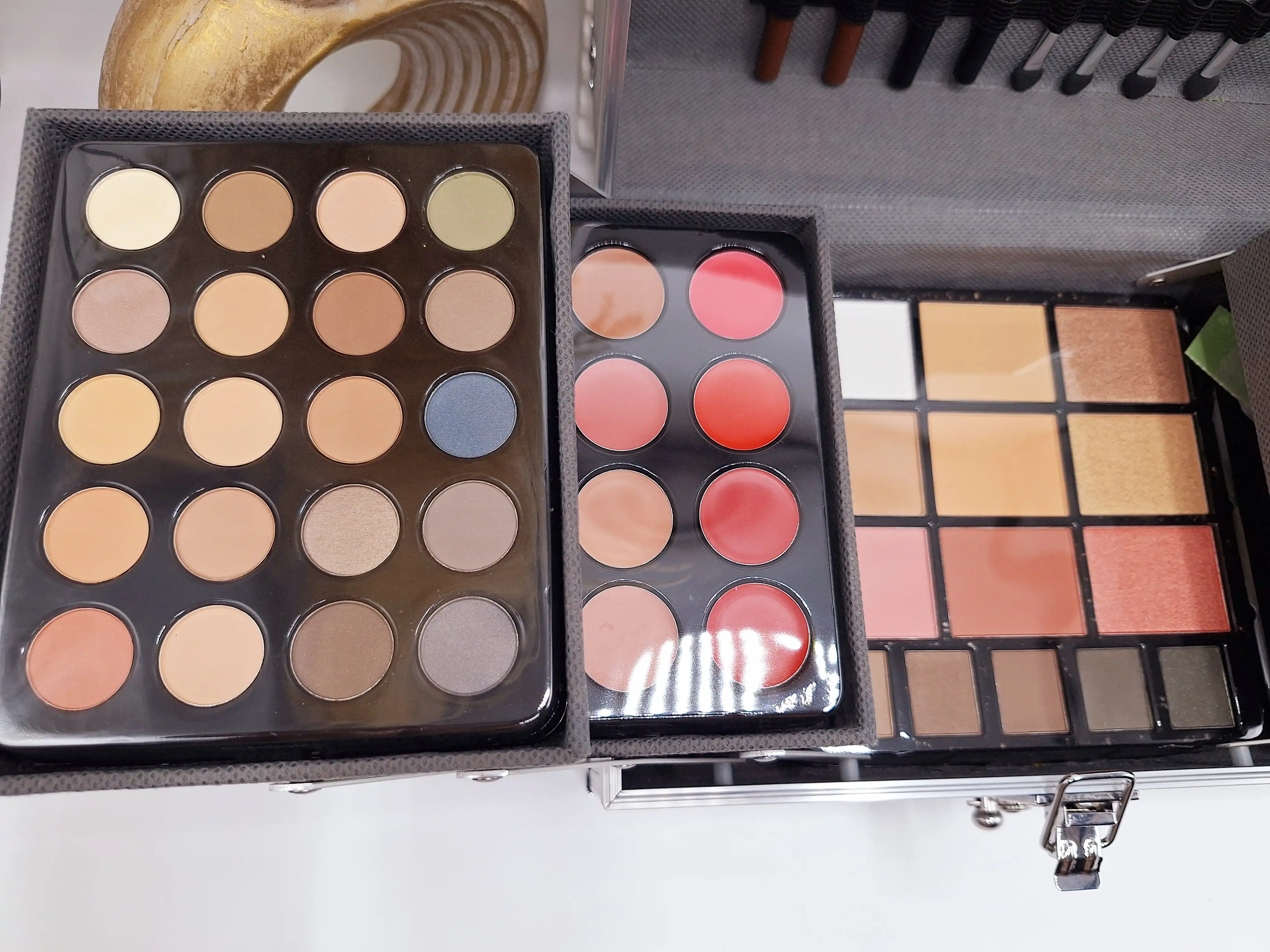 چمدان آرایشی مناسب استفاده هنرجویان میکاپ یا جهيزيه