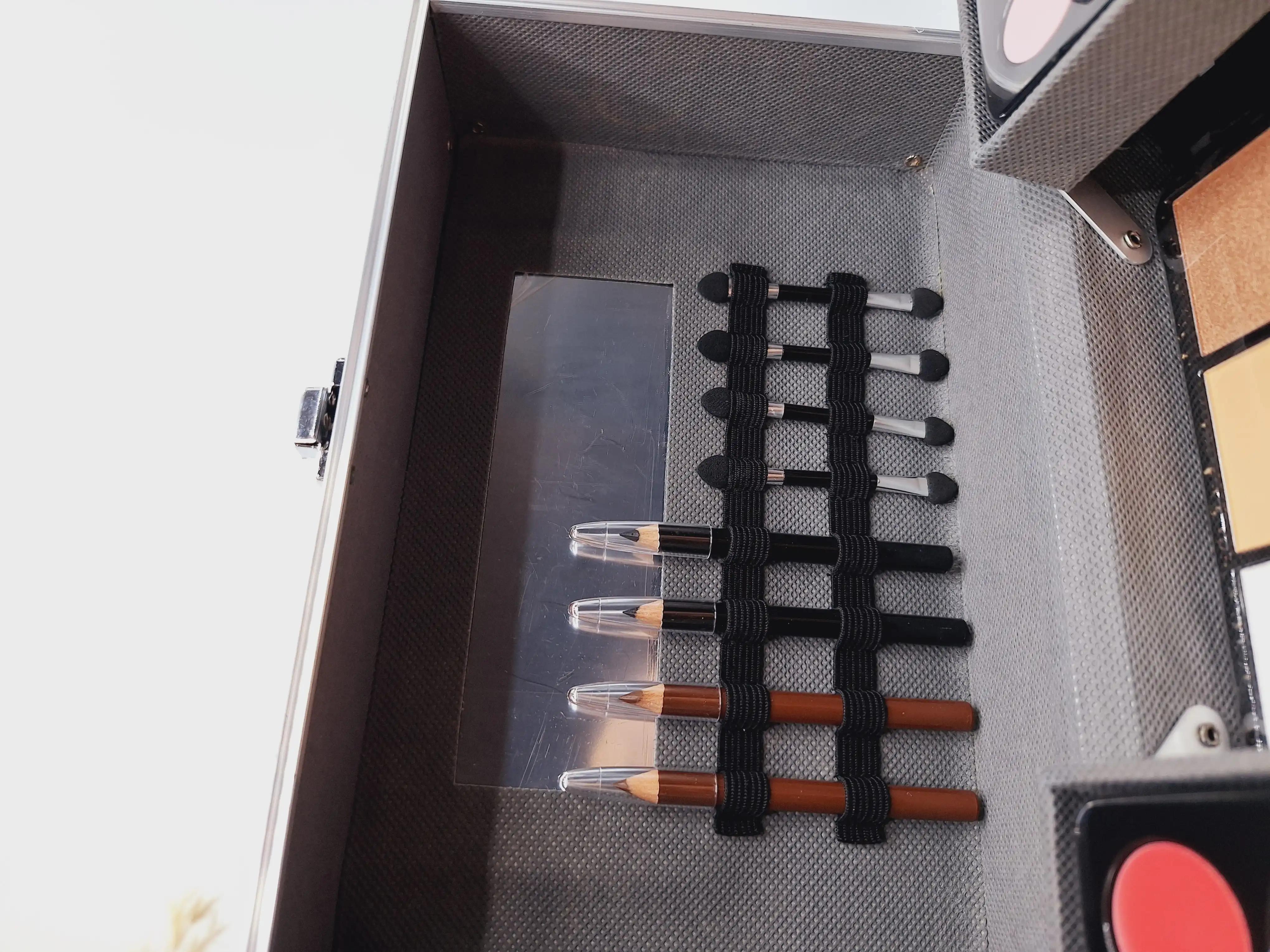 چمدان آرایشی مناسب استفاده هنرجویان میکاپ یا جهيزيه