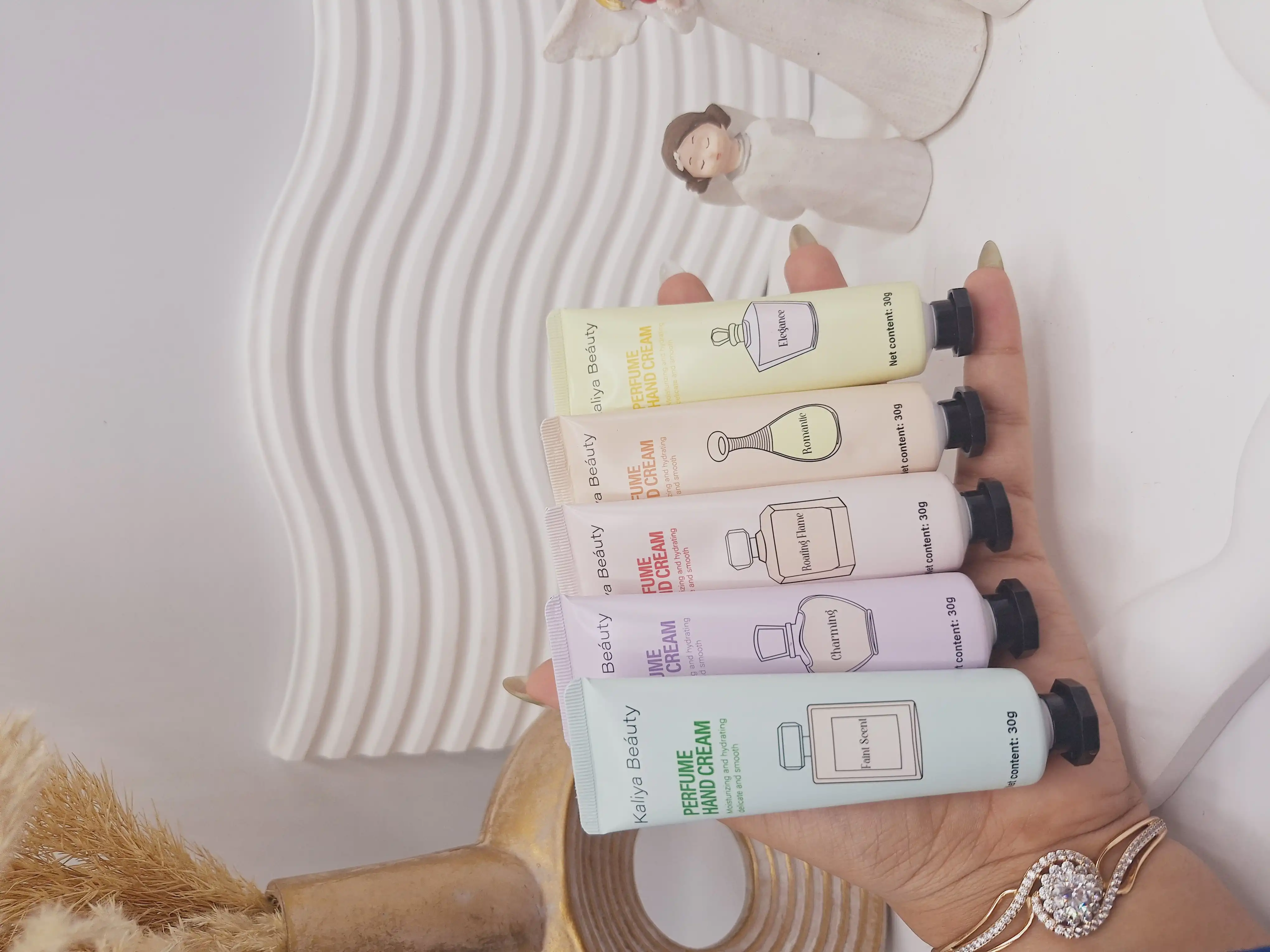 پک کرم دست 5 تایی مرطوب کننده کیفی طرح پرفیوم (عطر) برند کایلی بیوتی کد 377