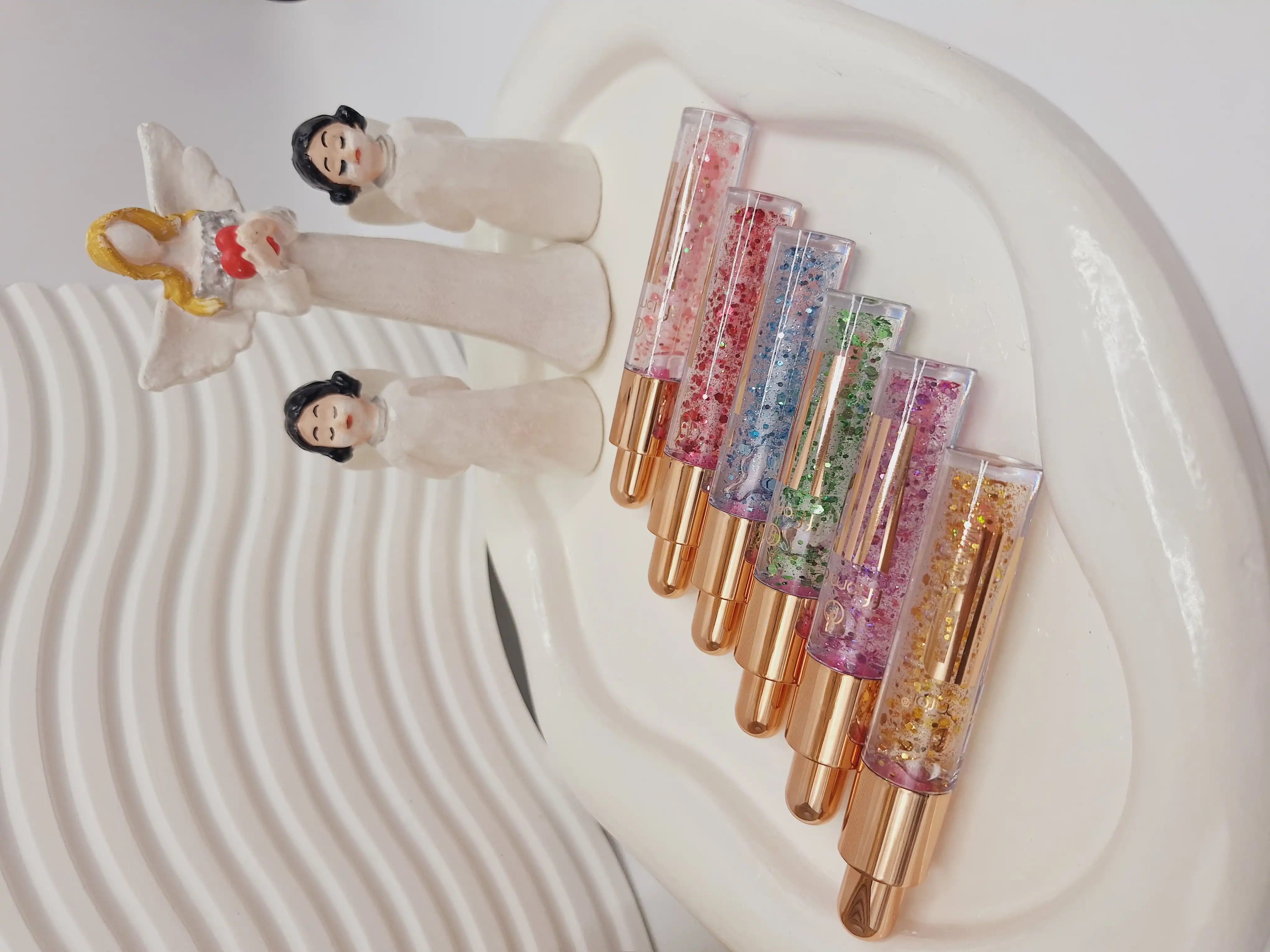 برق لب شاین دار زیبا برند مجیک کد 9996