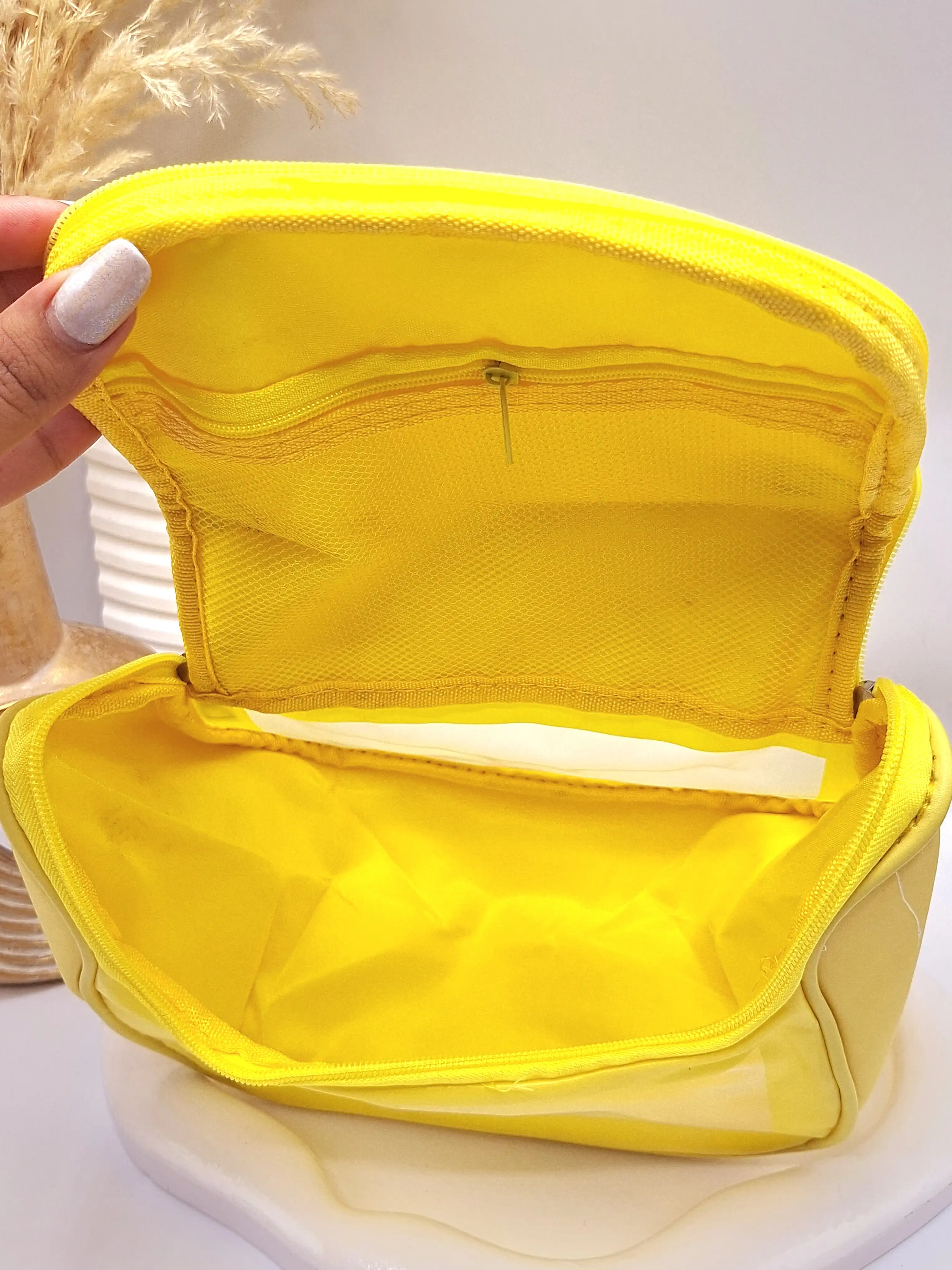 کیف آرایشی واشبگ بیضی رنگ زرد سایز بزرگ WASHBAG