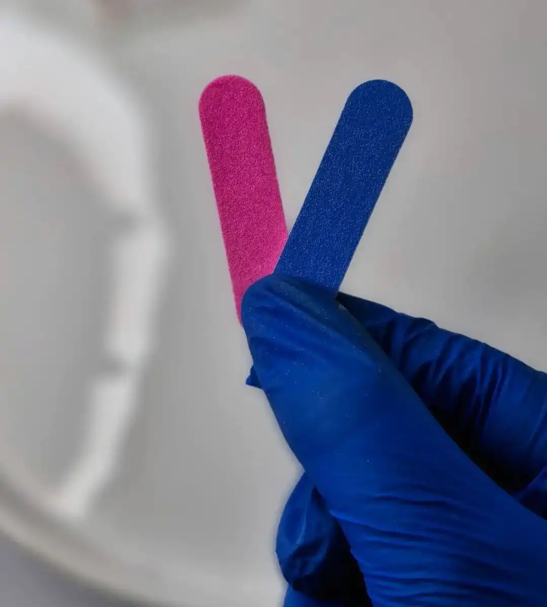 ناخن مصنوعی با مواد کاشت طرح عروسک برجسته سفید مشکی (به همراه پک اختصاصی)