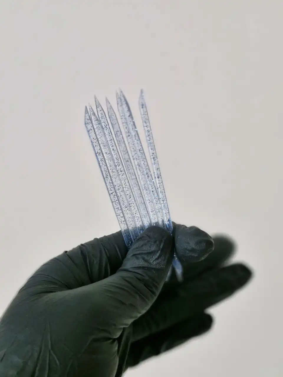 ناخن مصنوعی با مواد کاشت طرح عروسک برجسته سفید مشکی (به همراه پک اختصاصی)