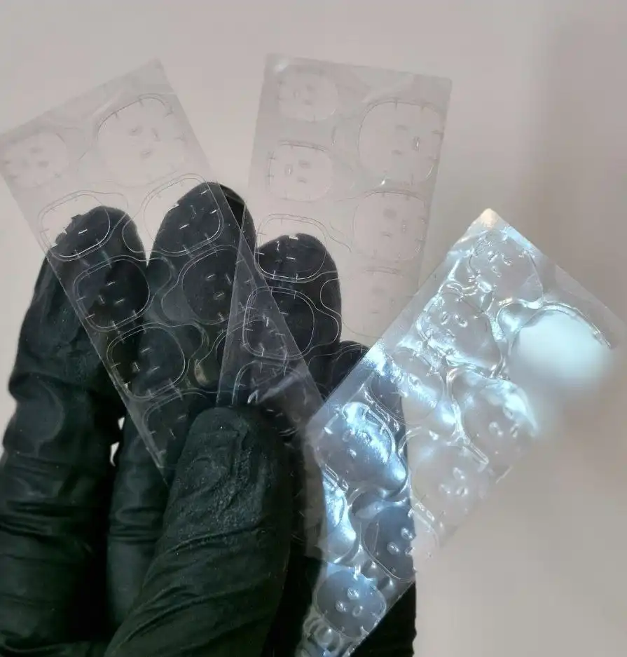 ناخن مصنوعی با مواد کاشت طرح عروسک برجسته سفید مشکی (به همراه پک اختصاصی)