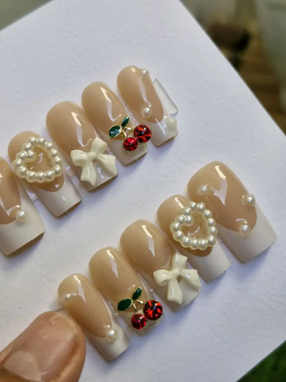 ناخن مصنوعی با مواد کاشت طرح پینترستی گیلاس و پاپیون (به همراه پک اختصاصی)