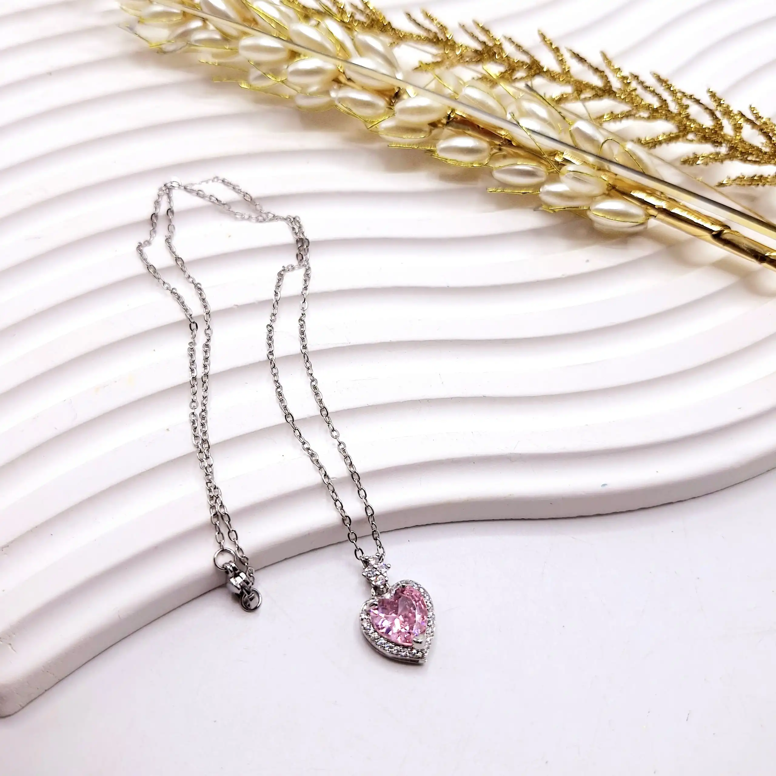 گردنبند مینمال قلب صورتی دور نگین