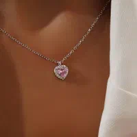 گردنبند مینمال قلب صورتی دور نگین