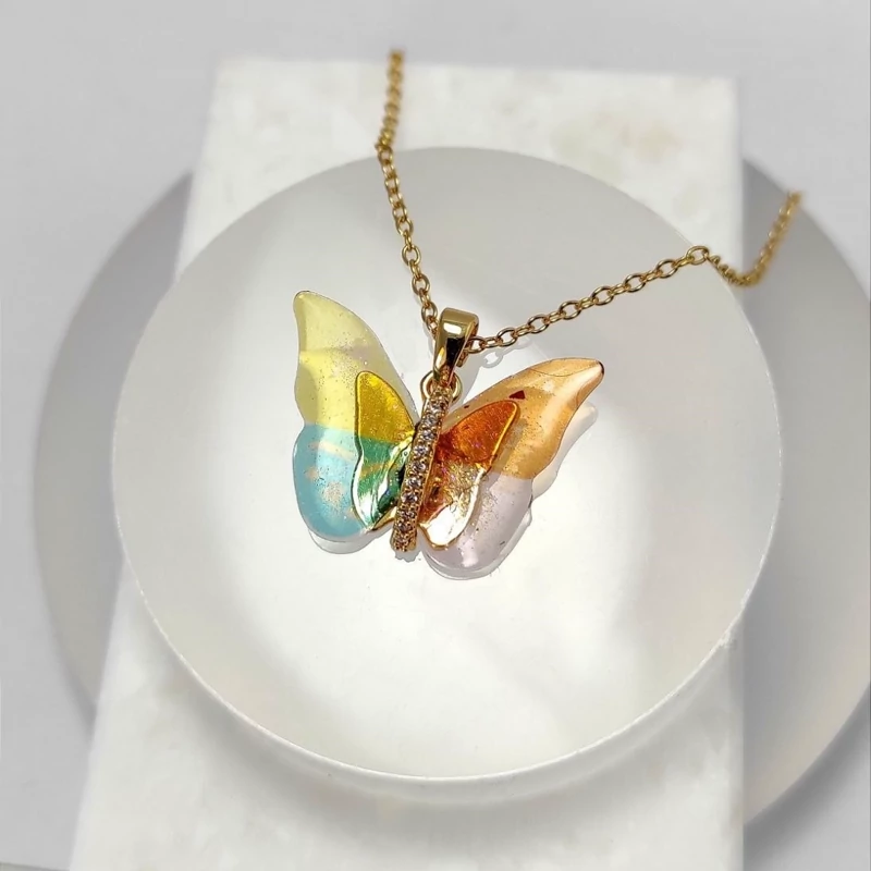 گردنبند زنانه طرح پروانه شیشه ای کهکشانی