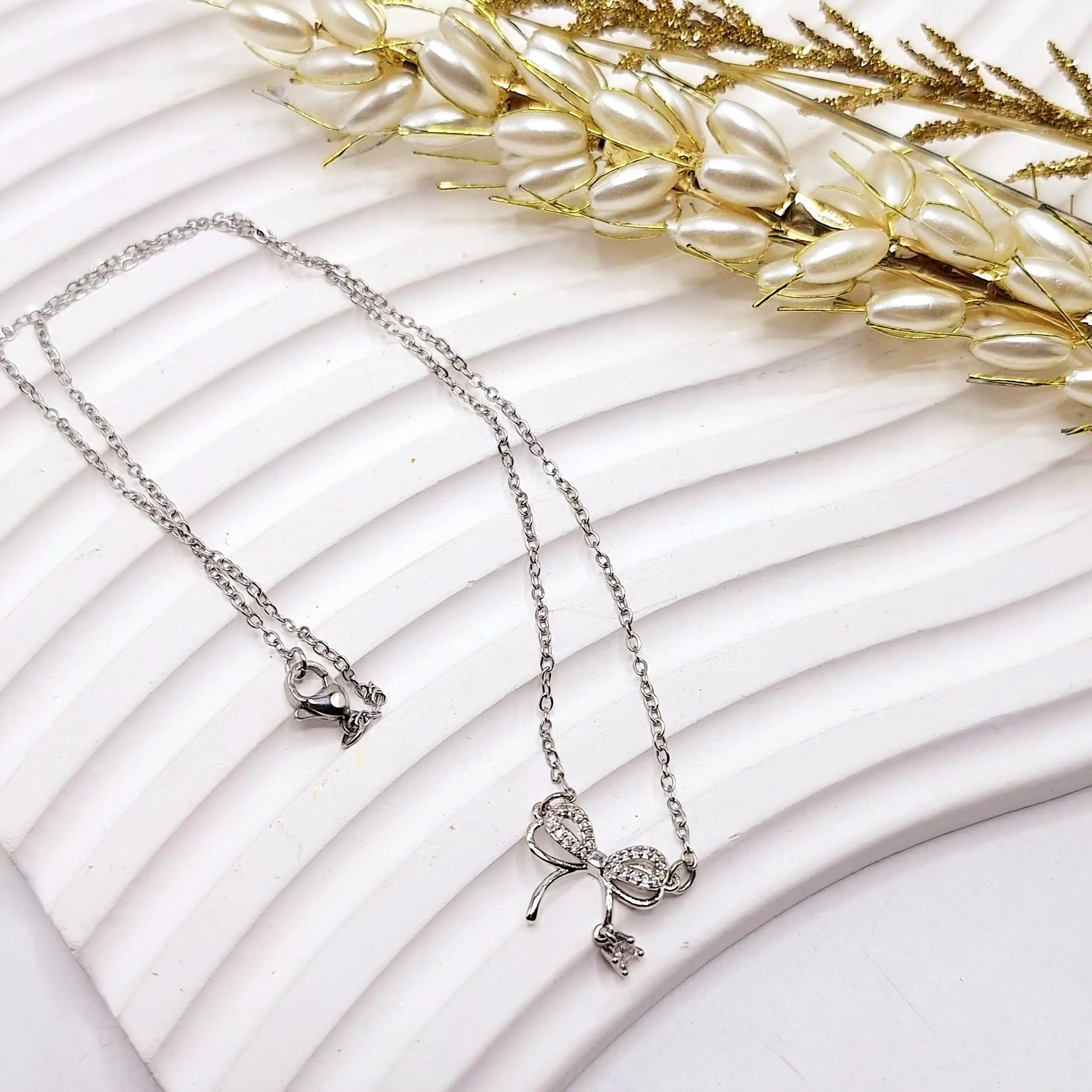 گردنبند زنانه طرح پاپیون آویز نگین دار استیل