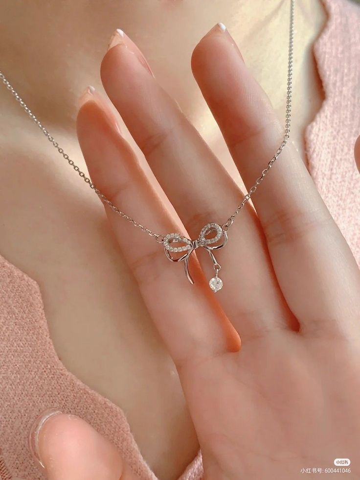 گردنبند زنانه طرح پاپیون آویز نگین دار استیل