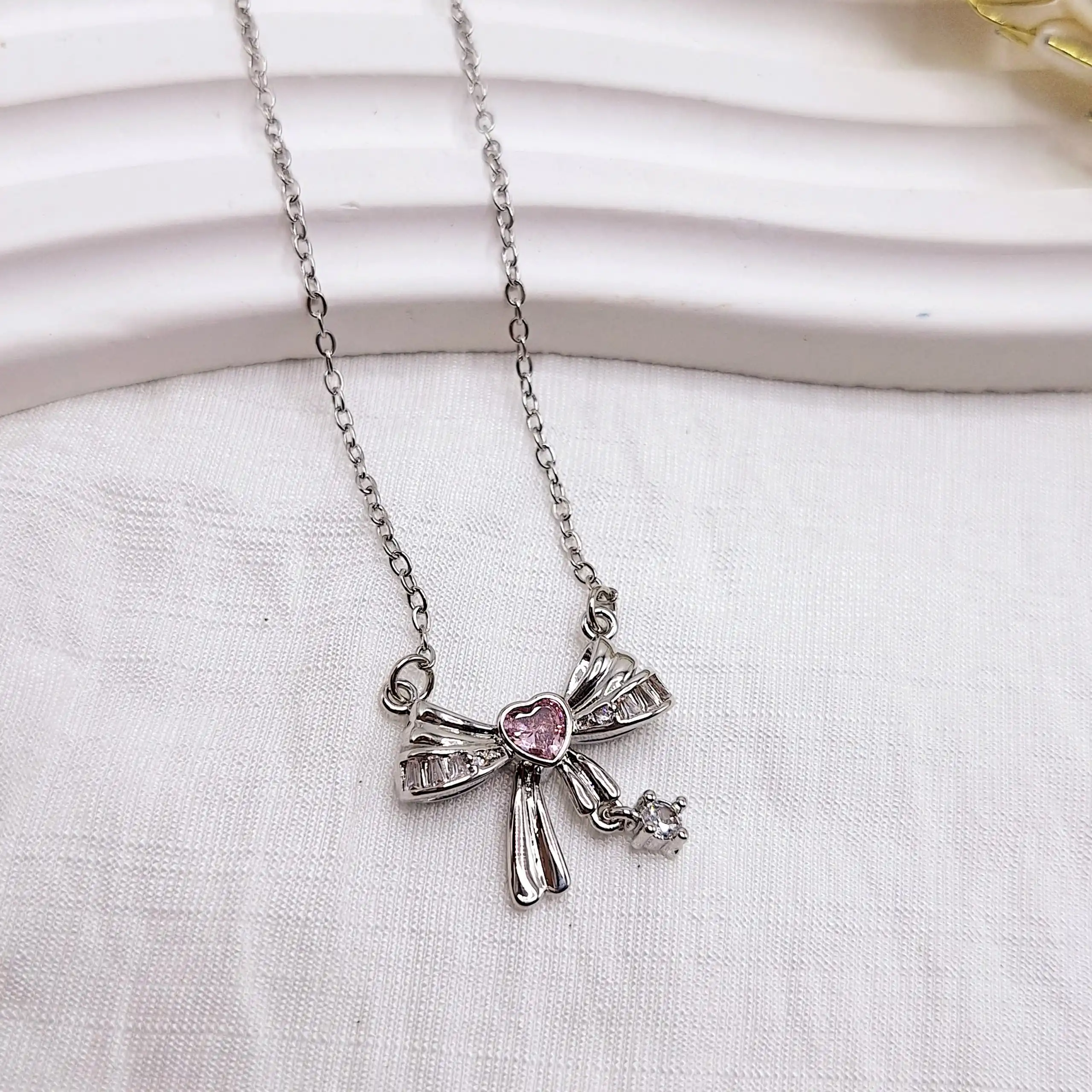 گردنبند پینترسنتی پاپیون قلب صورتی