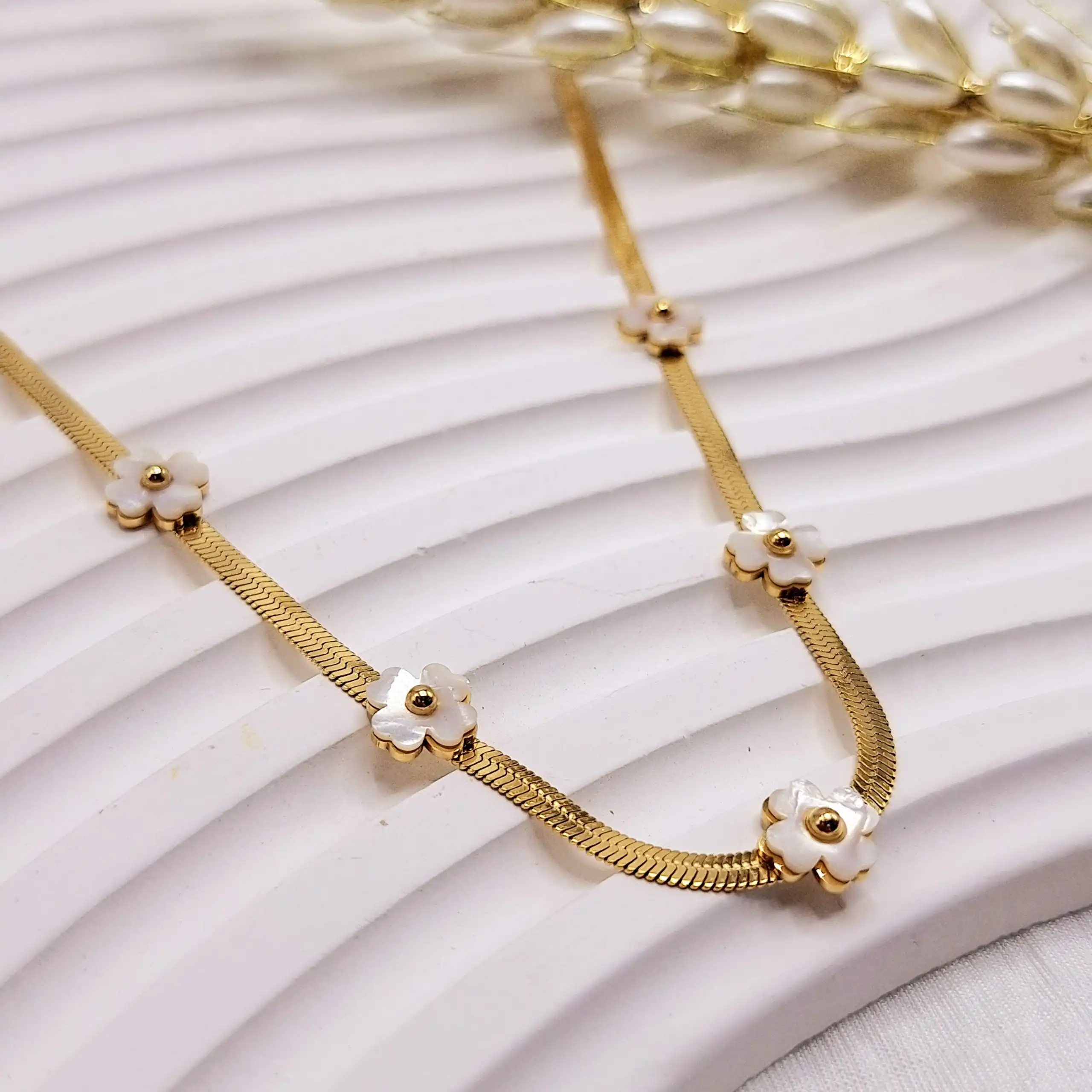 گردنبند ماری طلایی طرح گل سفید استیل