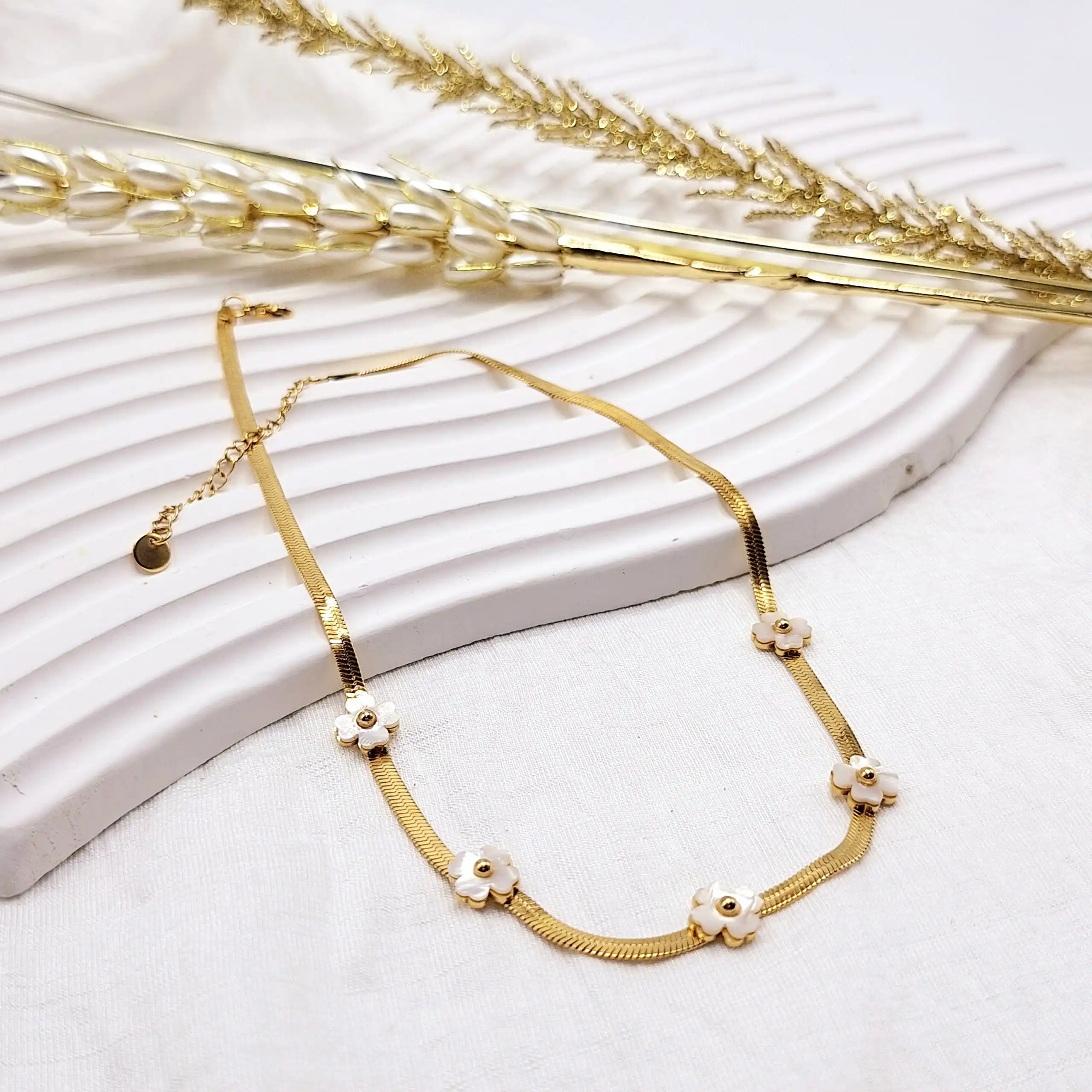 گردنبند ماری طلایی طرح گل سفید استیل