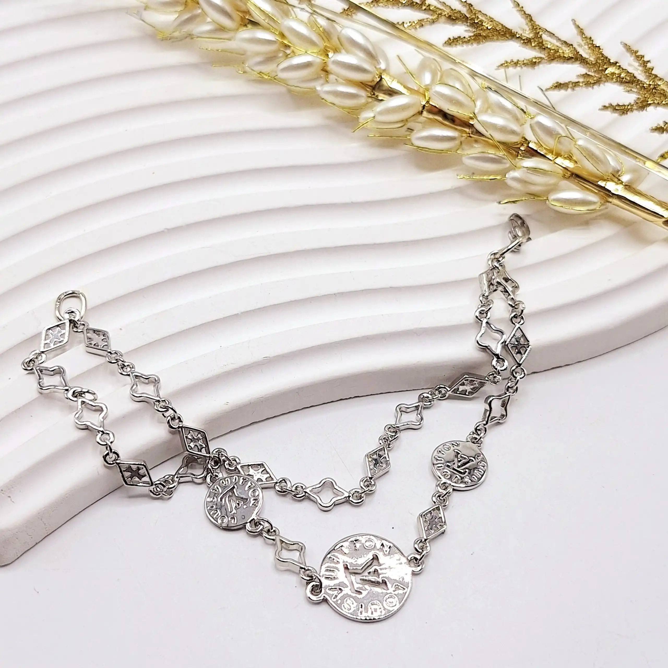 دستبند دو لاین سکه ای برند لویی ویتون نقره ای رنگ ثابت استیل