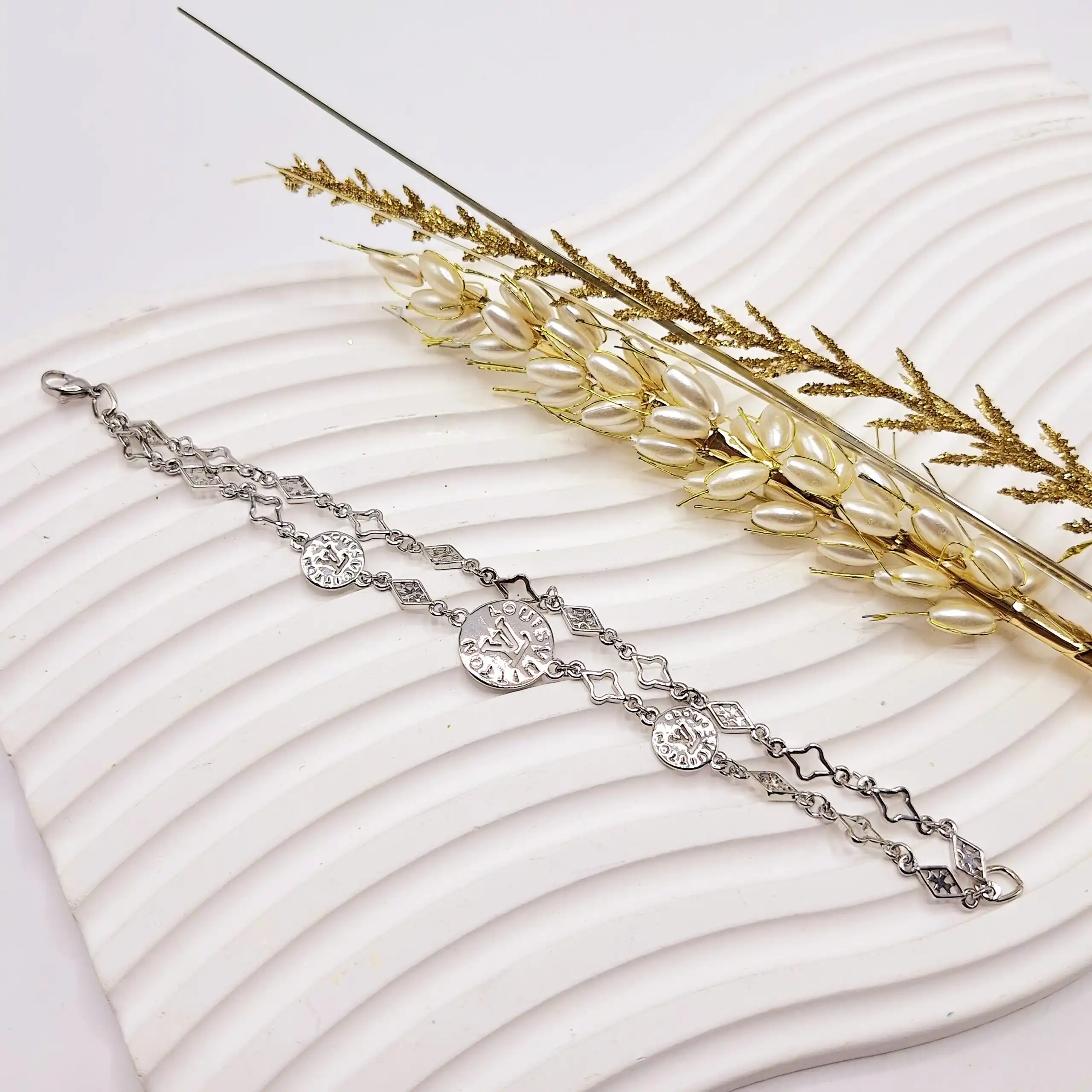 دستبند دو لاین سکه ای برند لویی ویتون نقره ای رنگ ثابت استیل