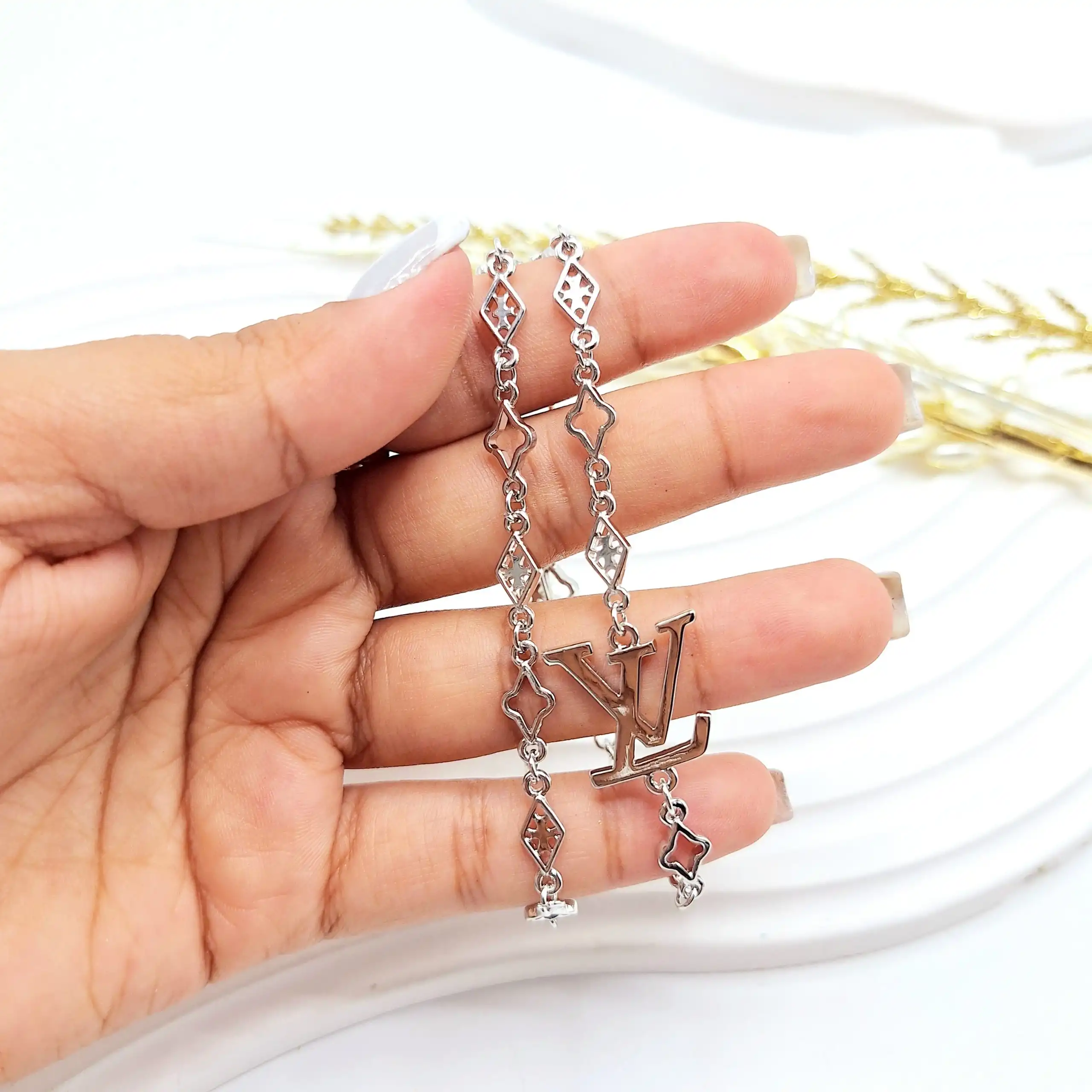 دستبند دو لاین حروف لویی ویتون نقره ای رنگ ثابت استیل