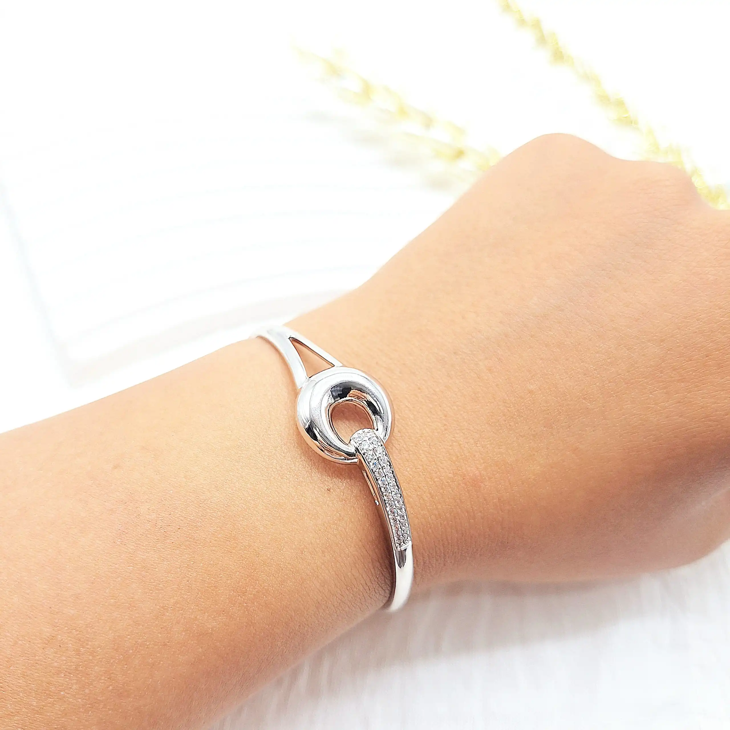 دستبند پینترستی مدل آویز حقله ای نقره ای نگین دار استیل رنگ ثابت