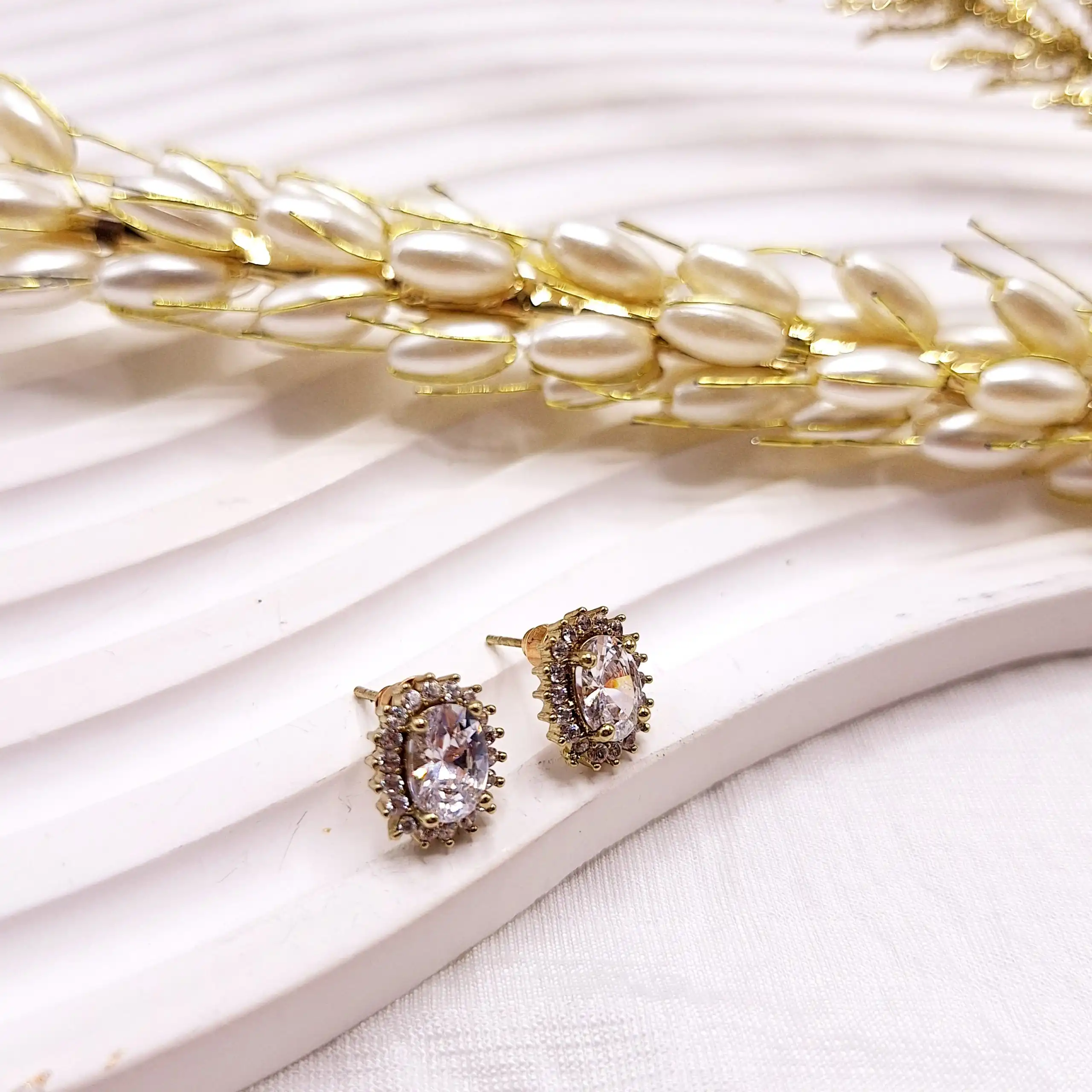 گوشواره نگین دار جواهری میخی کد 05007